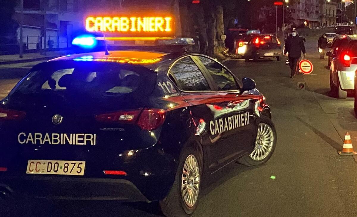 CATANIA. SCOPERTI ALLACCI ABUSIVI A LUCE ED ACQUA, SEQUESTRATA DROGA IN UN RIPOSTIGLIO - 
