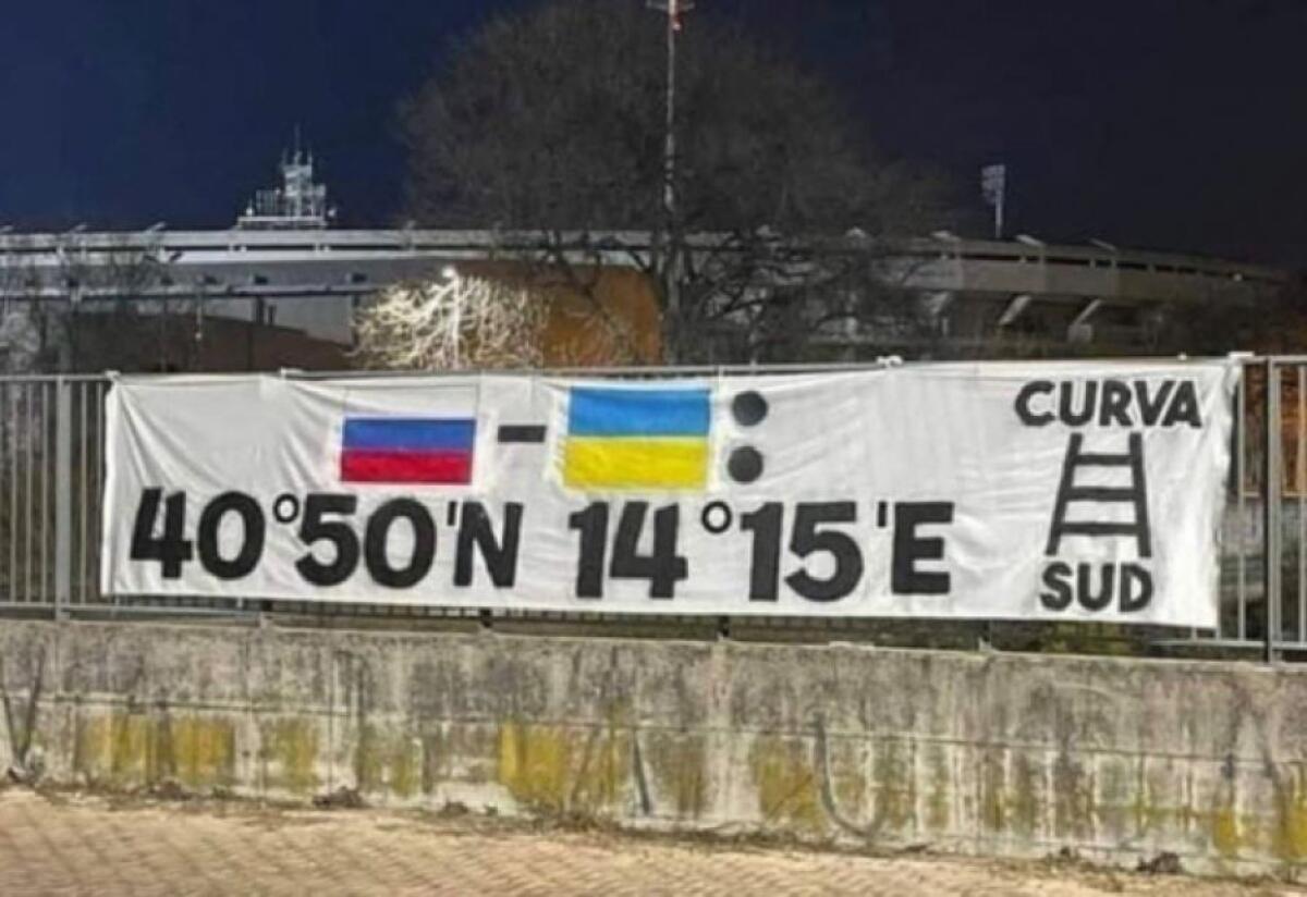 STRISCIONE SHOCK DEI TIFOSI DEL VERONA: INVITANO LA RUSSIA A BOMBARDARE NAPOLI - 