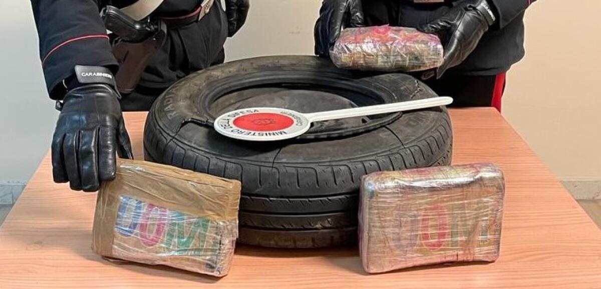 IN AUTO CON TRE CHILI E MEZZO DI COCAINA PURA, ERA NASCOSTA NELLA RUOTA DI SCORTA - 