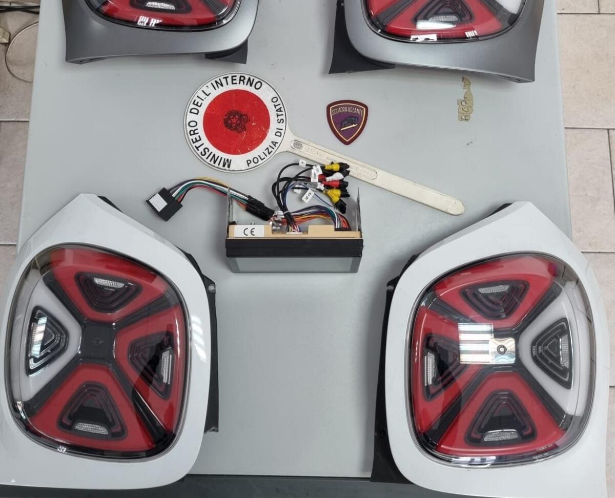 CATANIA. RUBANO I FANALI POSTERIORI DI UNA SMART IN PIENO GIORNO, TRE ARRESTI - 