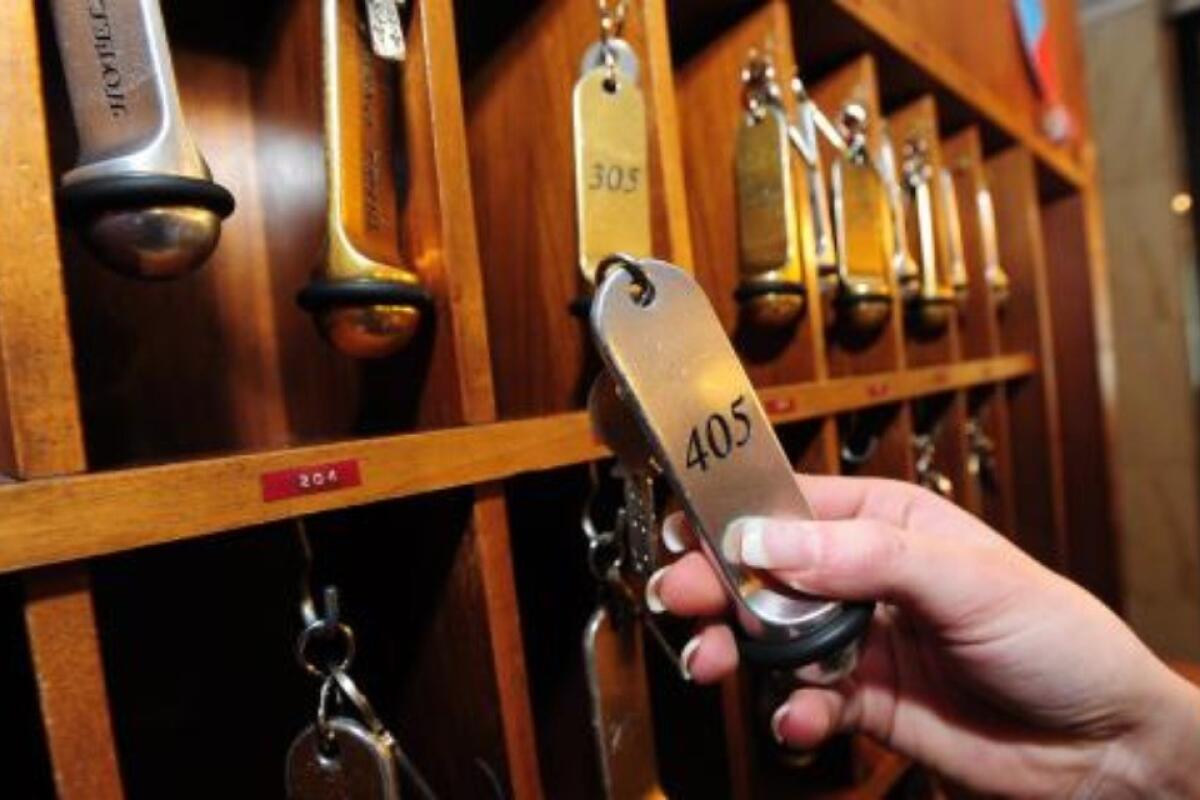 PER 7 MESI HA DORMITO E MANGIATO GRATIS IN 35 ALBERGHI DIVERSI, ARRESTATO - 