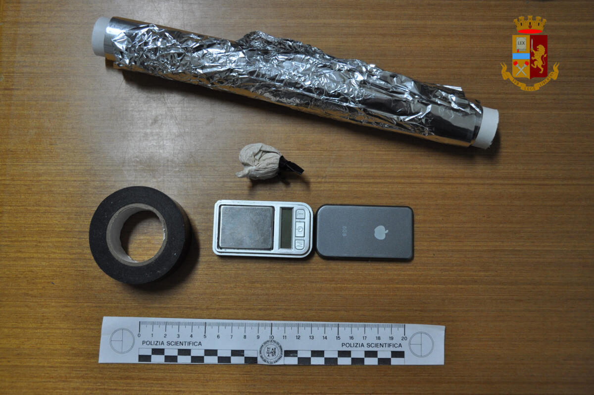 ADRANO: FERMATO SULLA SS284,  TROVATO IN POSSESSO DI EROINA - 