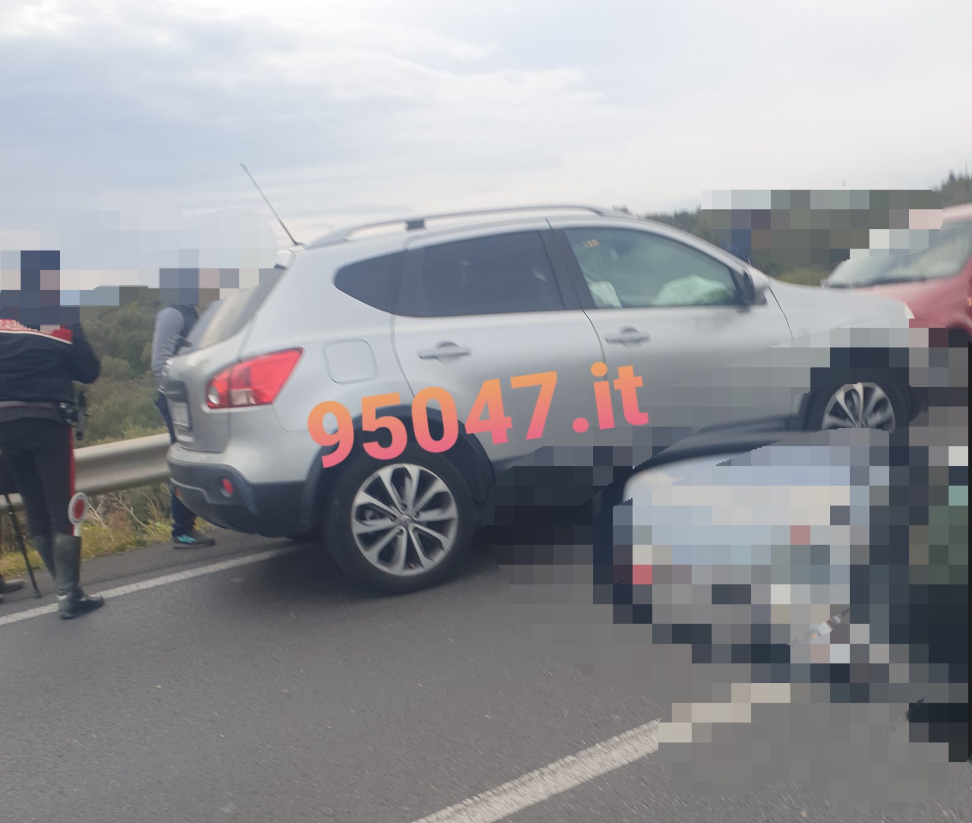 INCIDENTE SULLA SS284 A SCALILLI, UN AUTO FINISCE SU MURETTO DI DELIMITAZIONE DELLA CARREGGIATA
