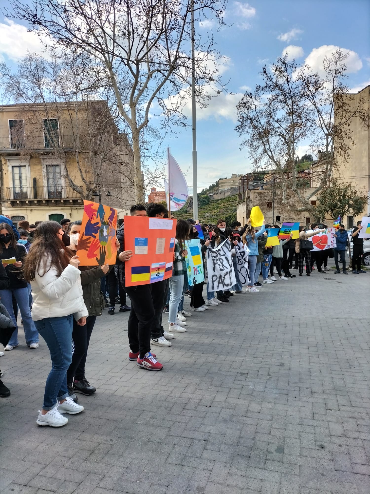 Paterno': Flash mob per la pace della scuola Chinnici