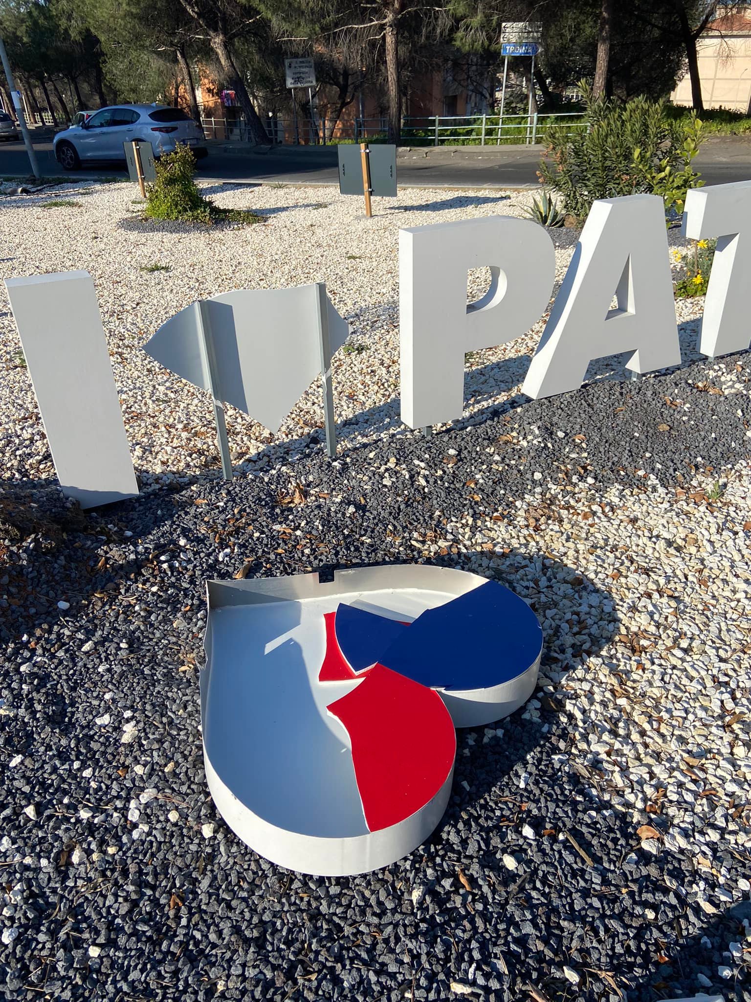 PATERNO': I VANDALI COLPISCONO ANCORA, INTRUSI ALL'INTERNO DEL CENTRO VACCINALE E DANNEGGIATA LA SCRITTA "I LOVE PATERNO'"