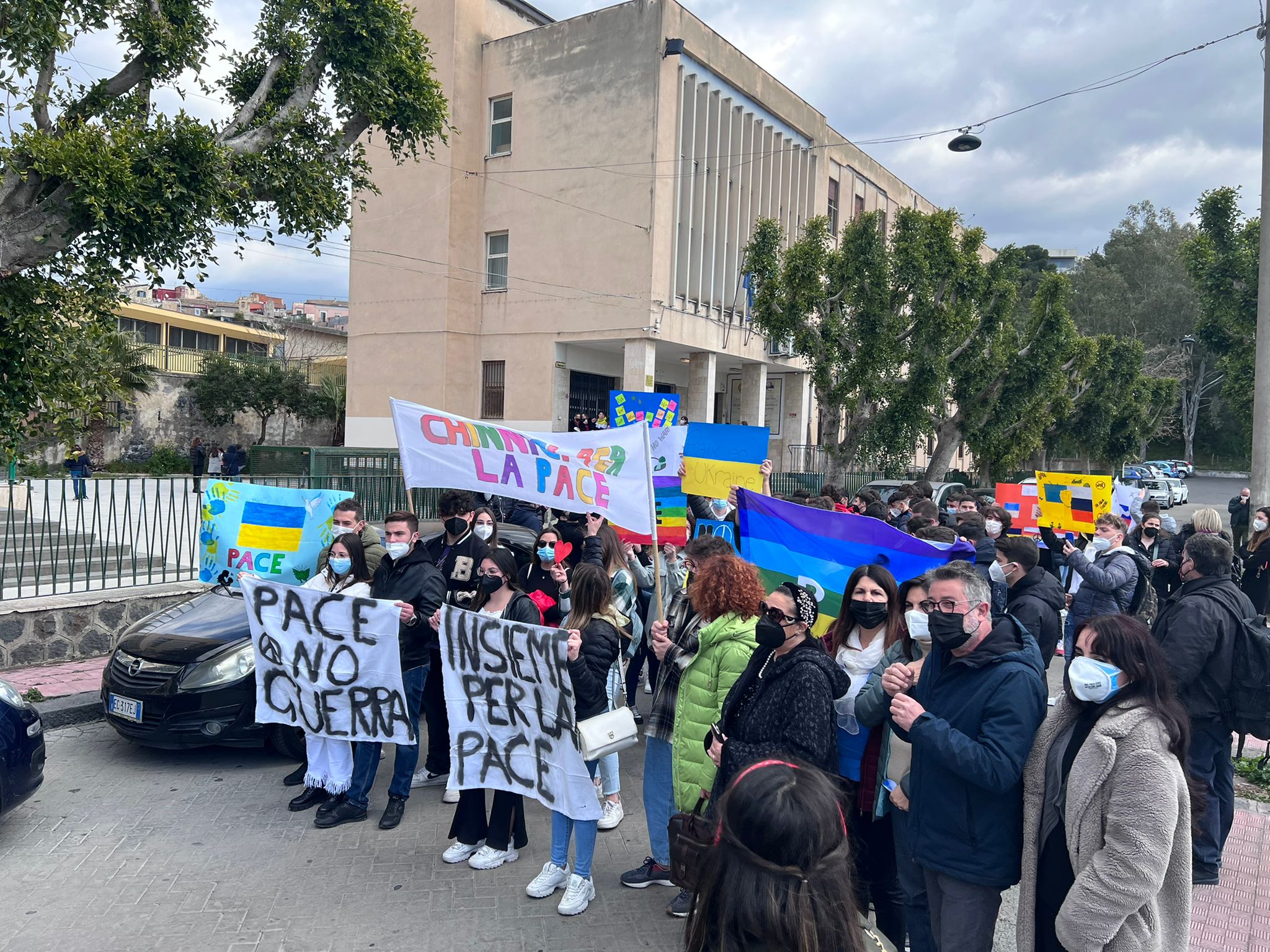 Paterno': Flash mob per la pace della scuola Chinnici