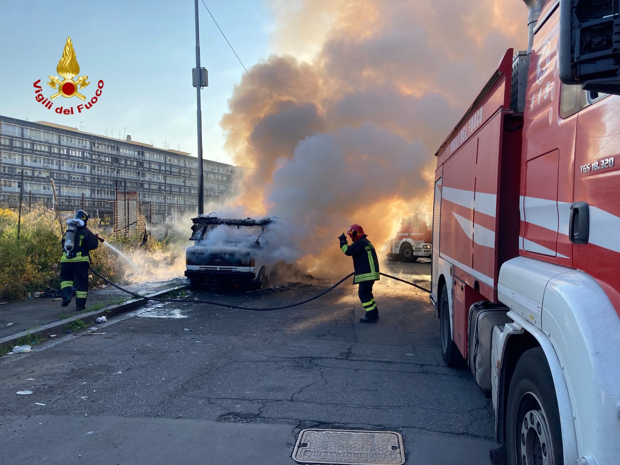 VIGILI DEL FUOCO DI CATANIA INTERVENGONO PER L'INCENDIO DI UNA ROULOTTE E DI UN'AUTOVETTURA IN PIENO CENTRO*