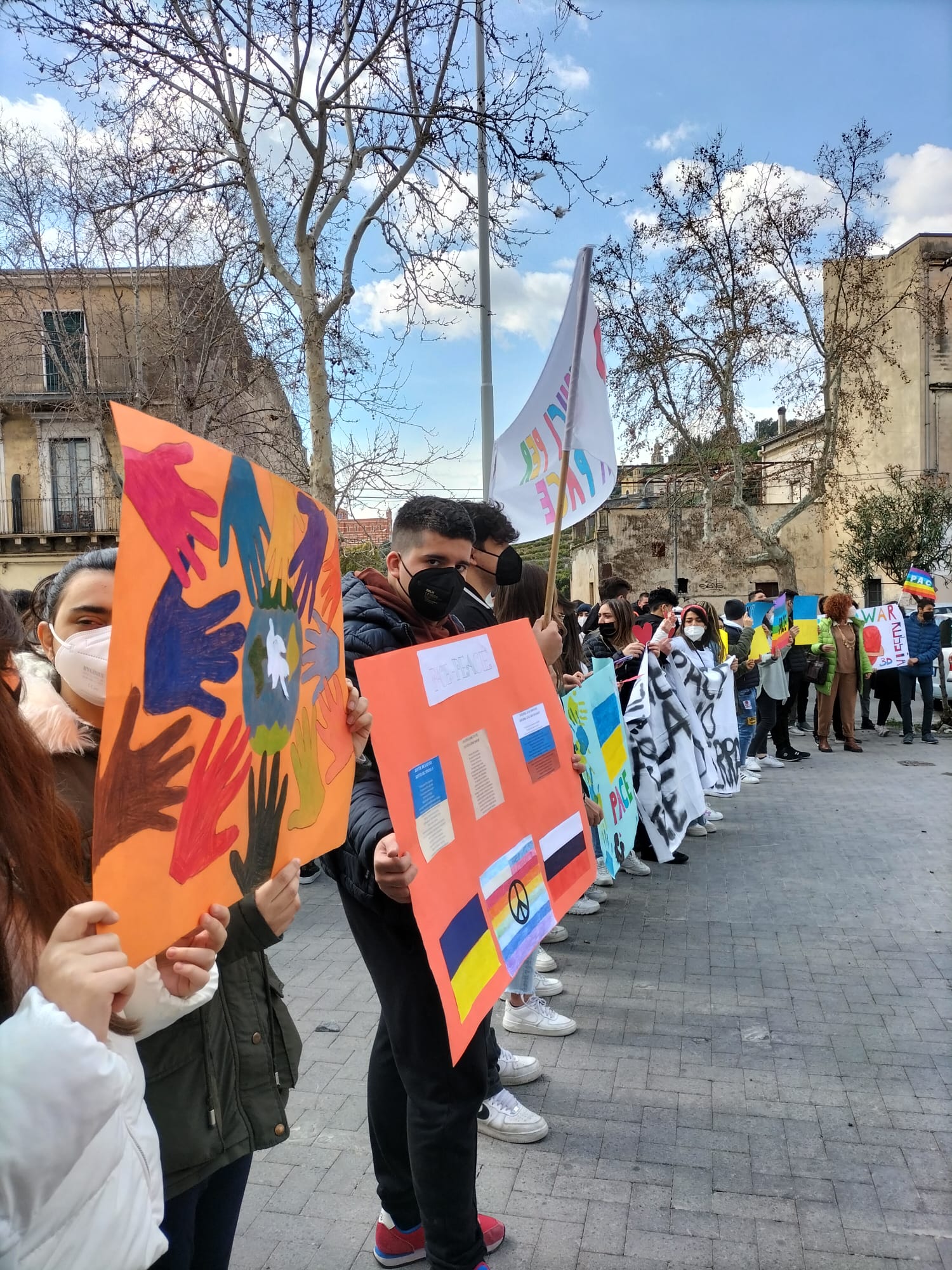 Paterno': Flash mob per la pace della scuola Chinnici