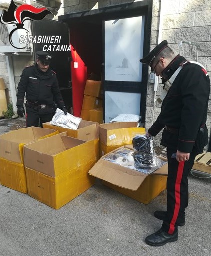 MISTERBIANCO  . SEQUESTRATI OLTRE 14MILA ACCESSORI CONTRAFFATTI: DENUNCIATO UN COMMERCIANTE