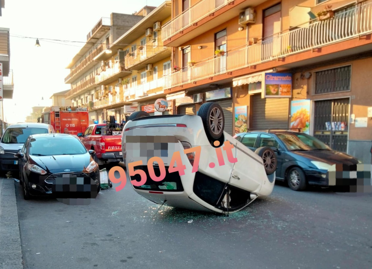 PIANO TAVOLA: AUTO SI RIBALTA   E DANNEGGIA ALTRE MACCHINE IN SOSTA. FERITA LA CONDUCENTE