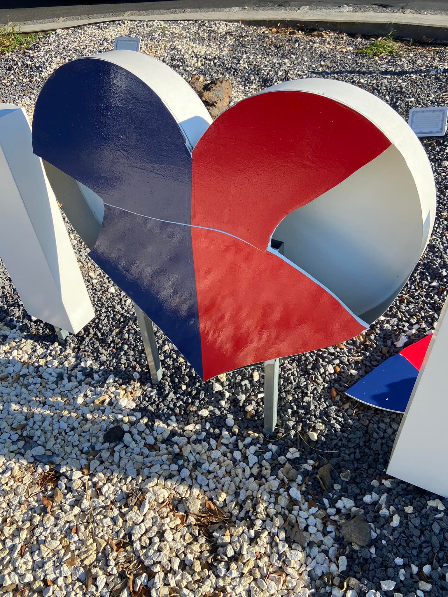 PATERNO': I VANDALI COLPISCONO ANCORA, INTRUSI ALL'INTERNO DEL CENTRO VACCINALE E DANNEGGIATA LA SCRITTA "I LOVE PATERNO'"