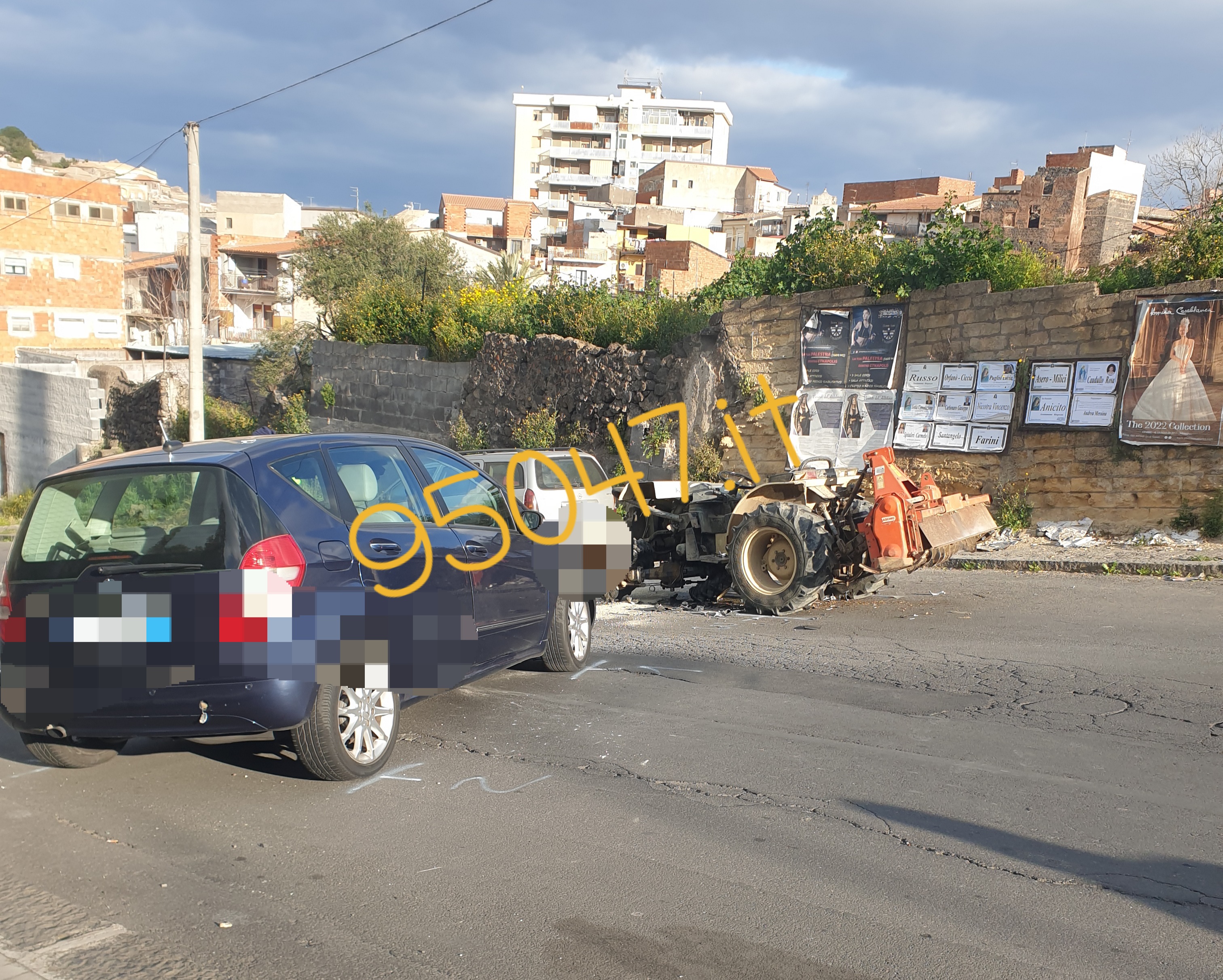 PATERNÒ. SCONTRO AUTO TRATTORE IN VIA MEDITERRANEO, FERITI