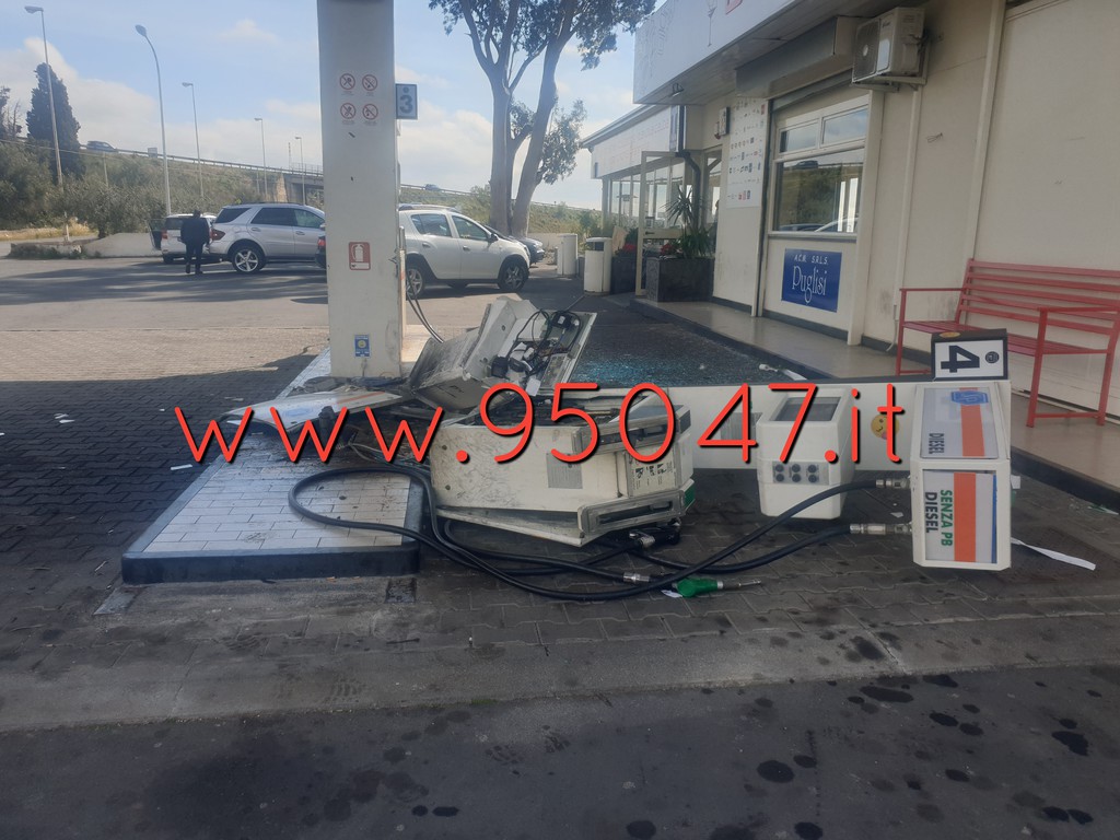 SANTA MARIA DI LICODIA , ASSALTO AL BANCOMAT DEL DISTRIBUTORE, INDAGANO I CARABINIERI