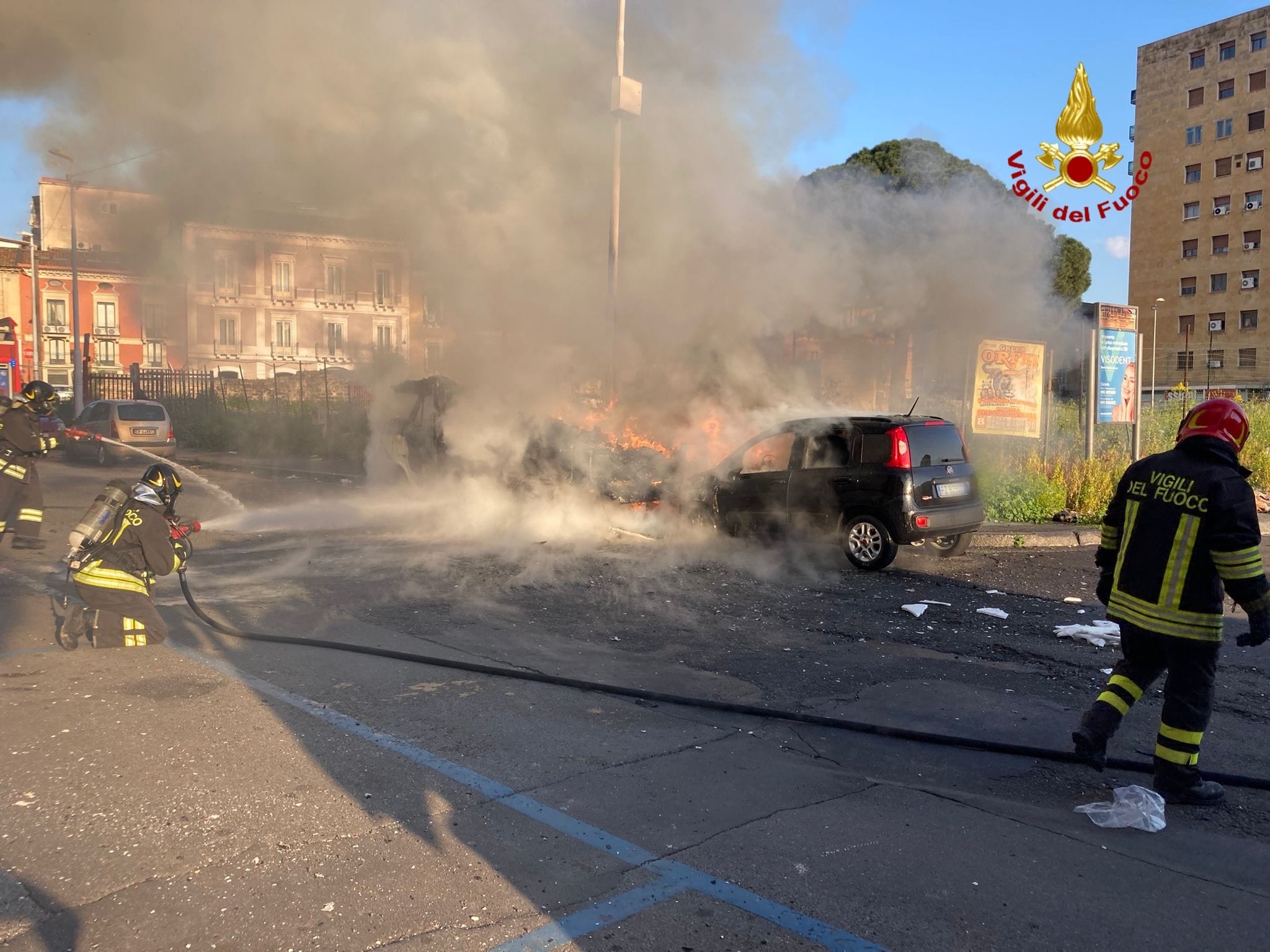 VIGILI DEL FUOCO DI CATANIA INTERVENGONO PER L'INCENDIO DI UNA ROULOTTE E DI UN'AUTOVETTURA IN PIENO CENTRO*