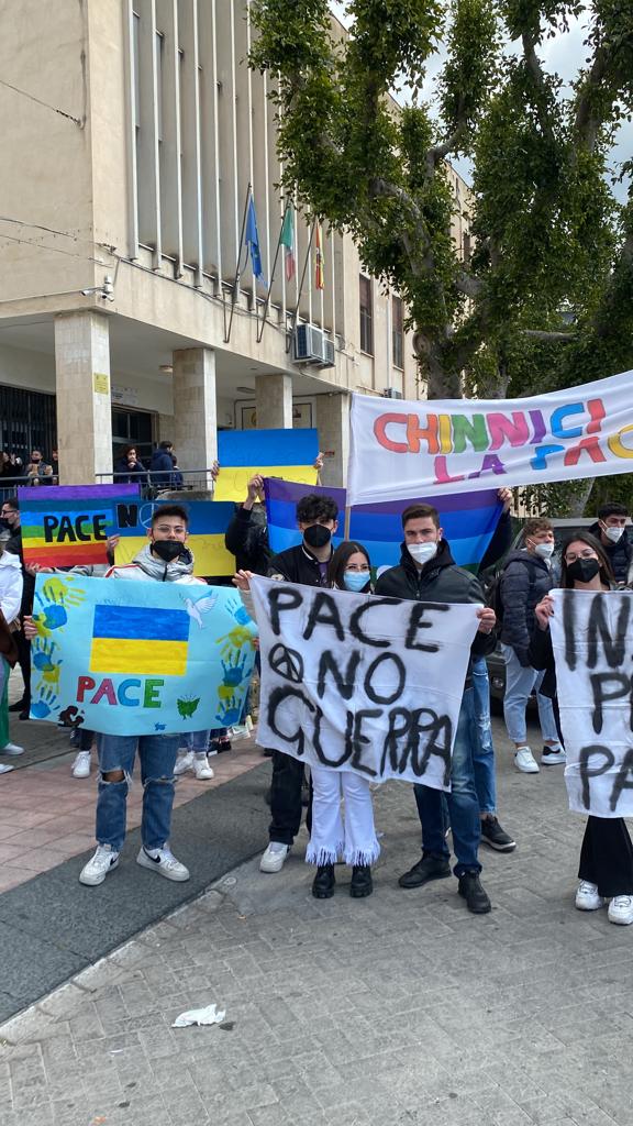 Paterno': Flash mob per la pace della scuola Chinnici