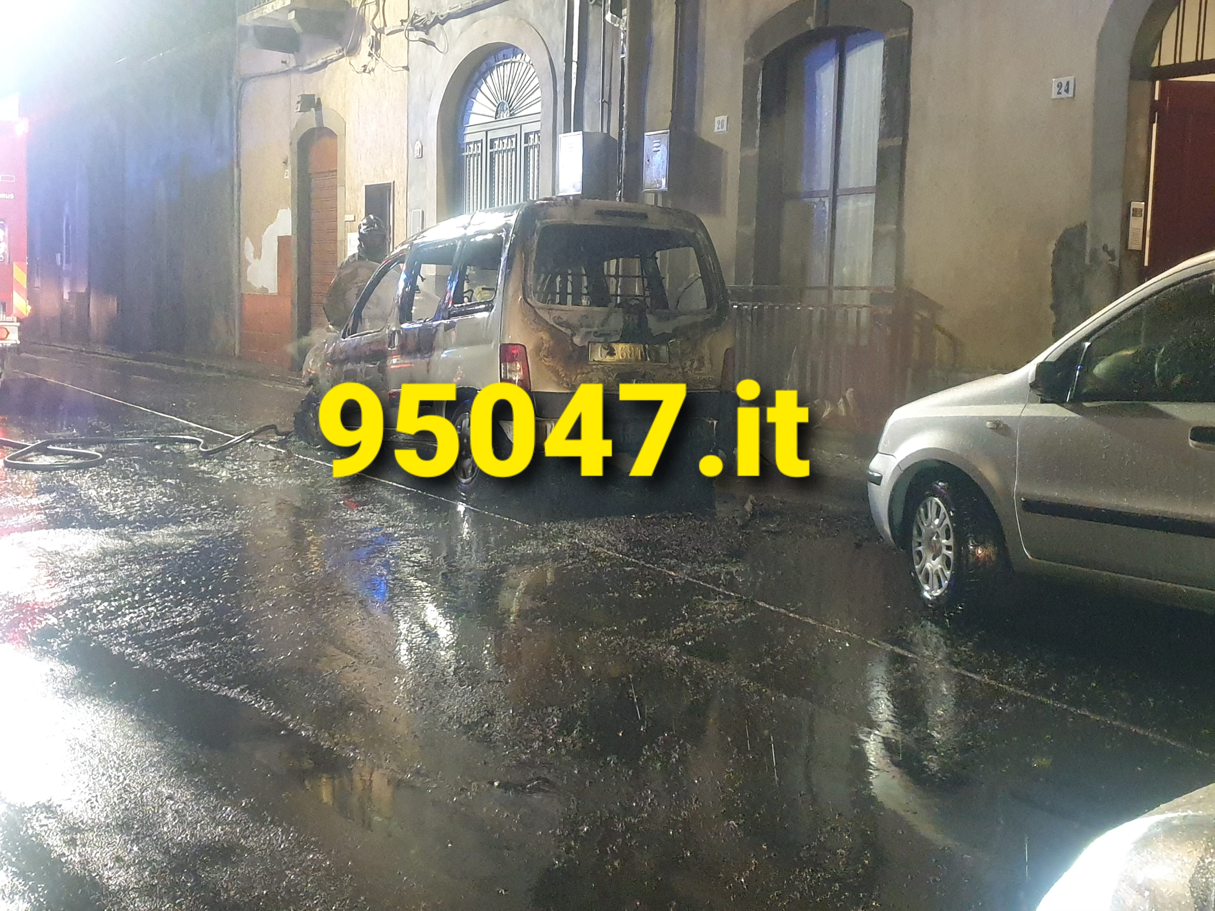 AUTO IN FIAMME A BELPASSO, IL FUOCO RAGGIUNGE ANCHE LE TUBATURE DEL GAS