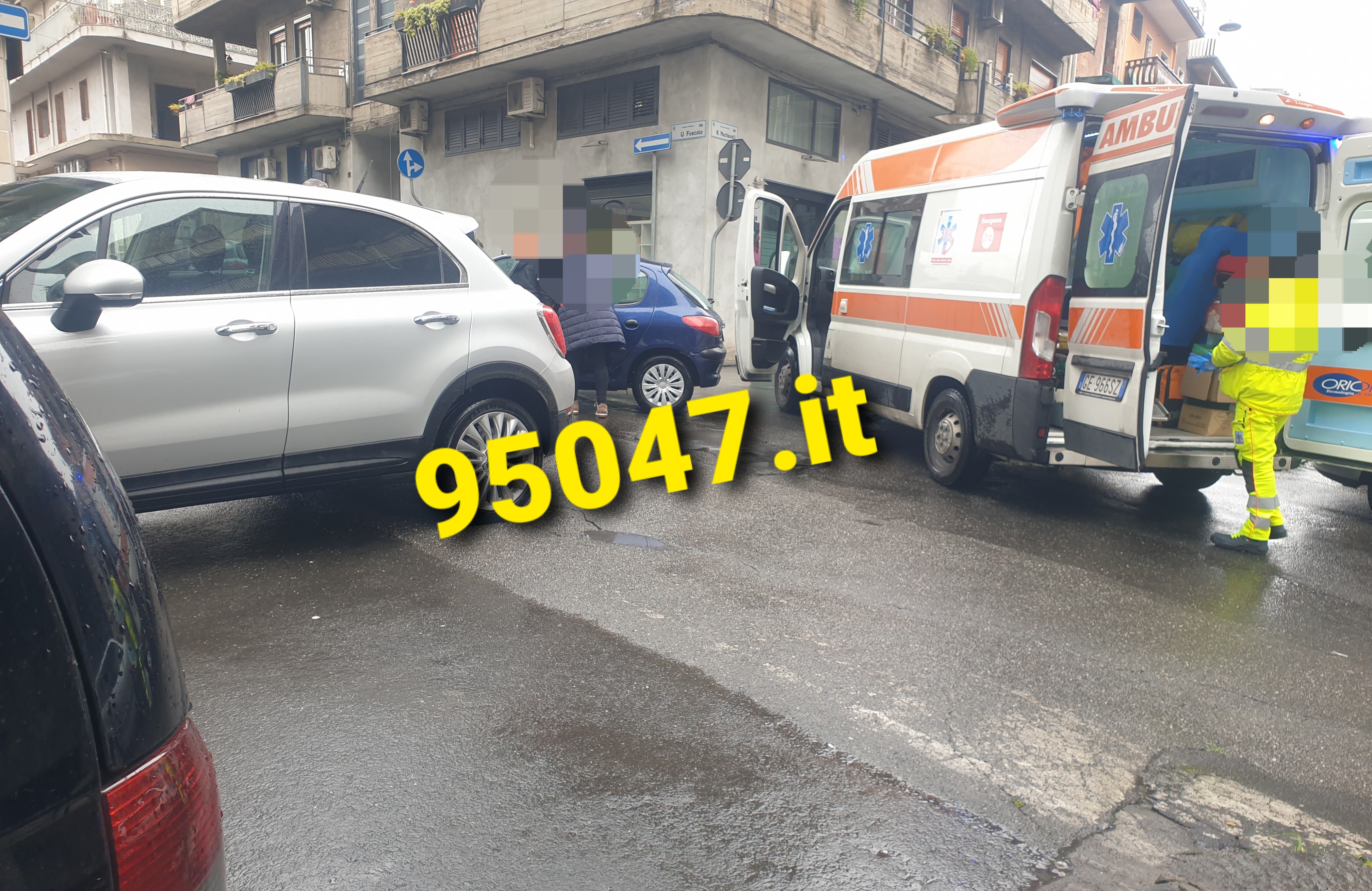 PATERNO'. Scontro tra due auto: un ferito trasportato in ospedale