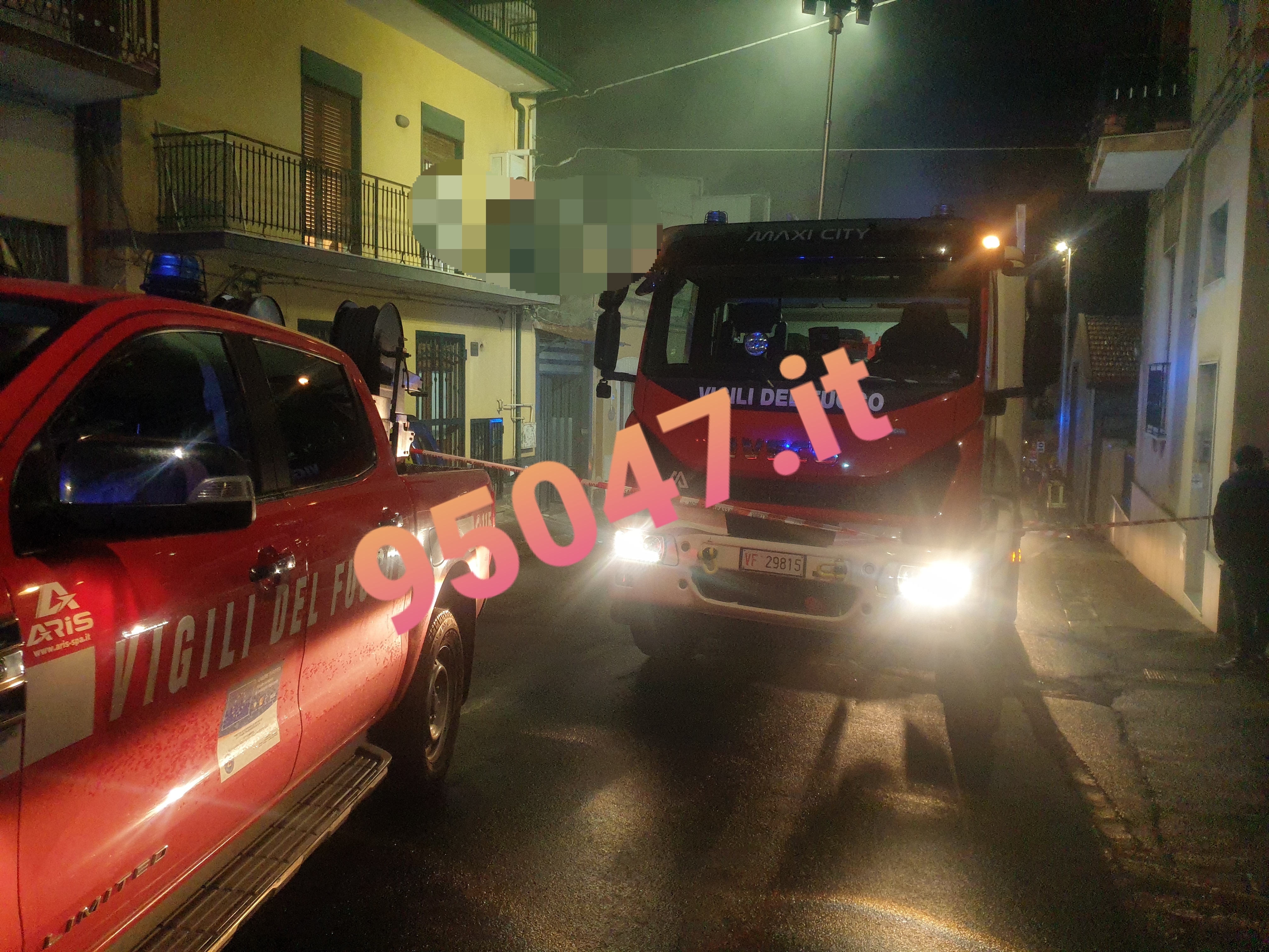 BELPASSO. INCENDIO IN UN APPARTAMENTO, VIGILI DEL FUOCO SUL POSTO
