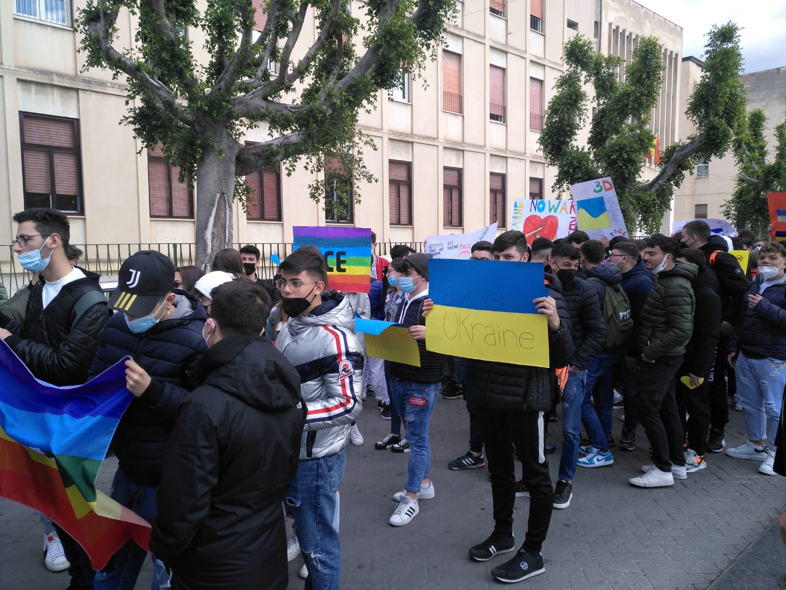 Paterno': Flash mob per la pace della scuola Chinnici