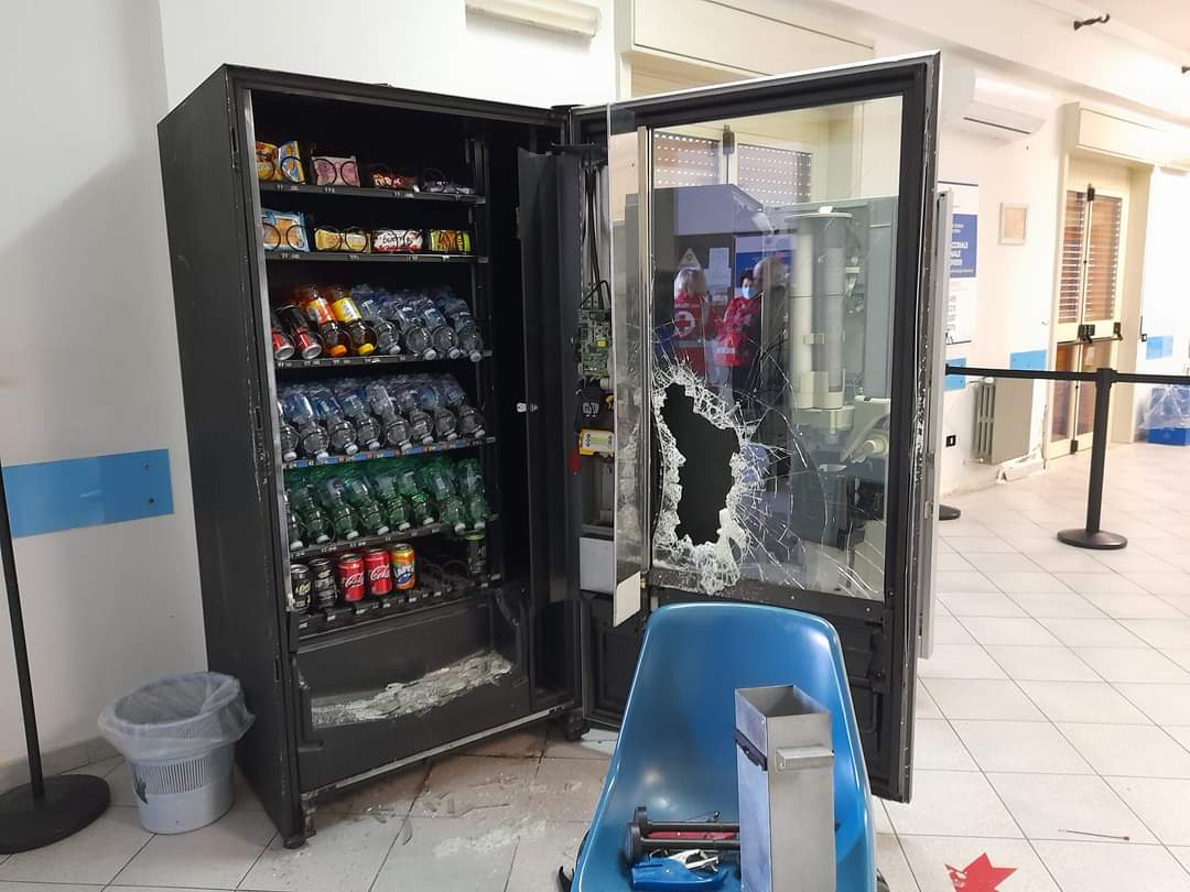 PATERNO': I VANDALI COLPISCONO ANCORA, INTRUSI ALL'INTERNO DEL CENTRO VACCINALE E DANNEGGIATA LA SCRITTA "I LOVE PATERNO'"