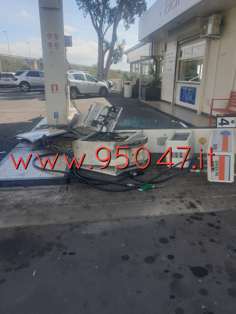 SANTA MARIA DI LICODIA , ASSALTO AL BANCOMAT DEL DISTRIBUTORE, INDAGANO I CARABINIERI