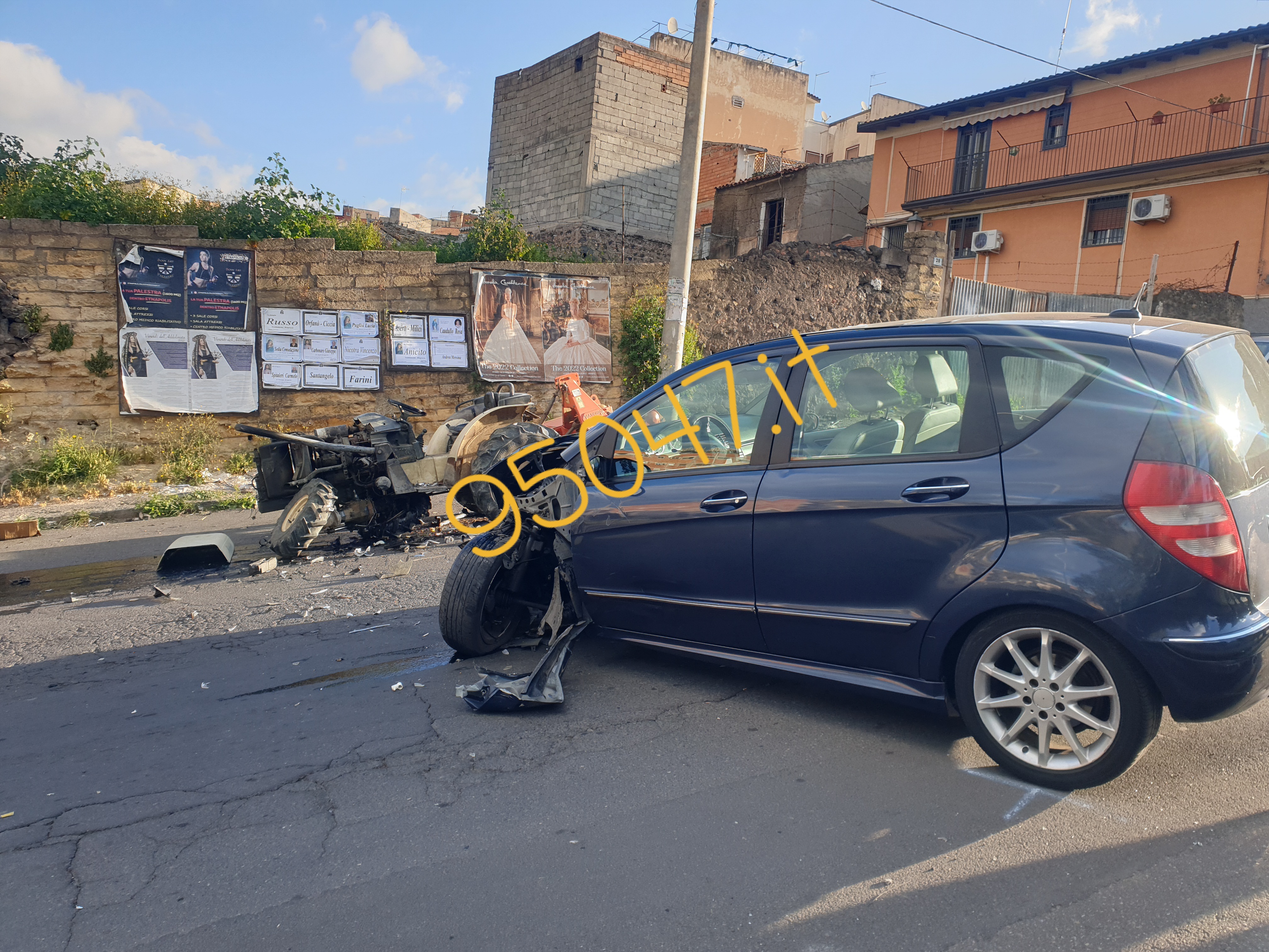 PATERNÒ. SCONTRO QUESTA MATTINA AUTO TRATTORE IN VIA MEDITERRANEO