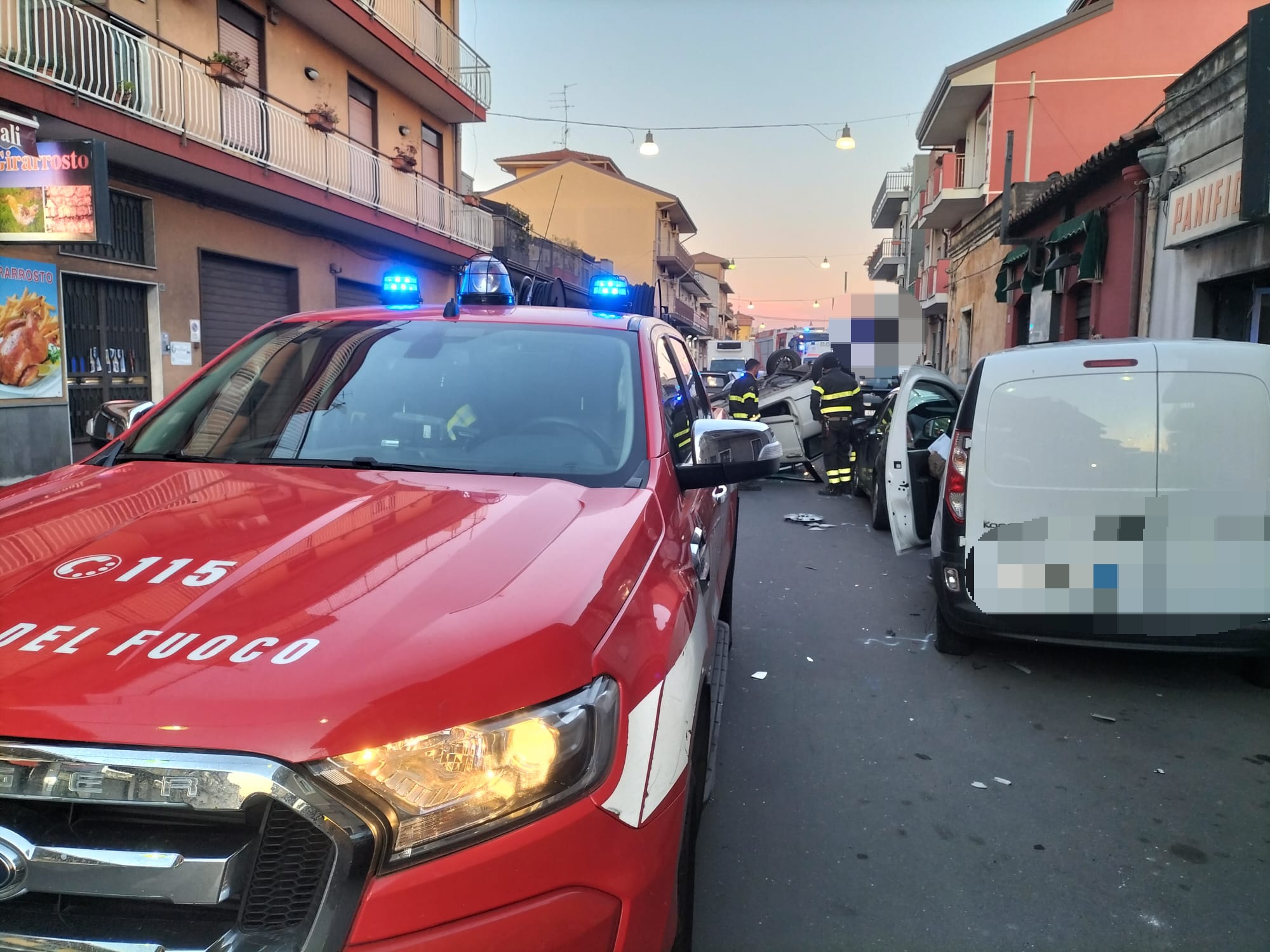PIANO TAVOLA: AUTO SI RIBALTA   E DANNEGGIA ALTRE MACCHINE IN SOSTA. FERITA LA CONDUCENTE