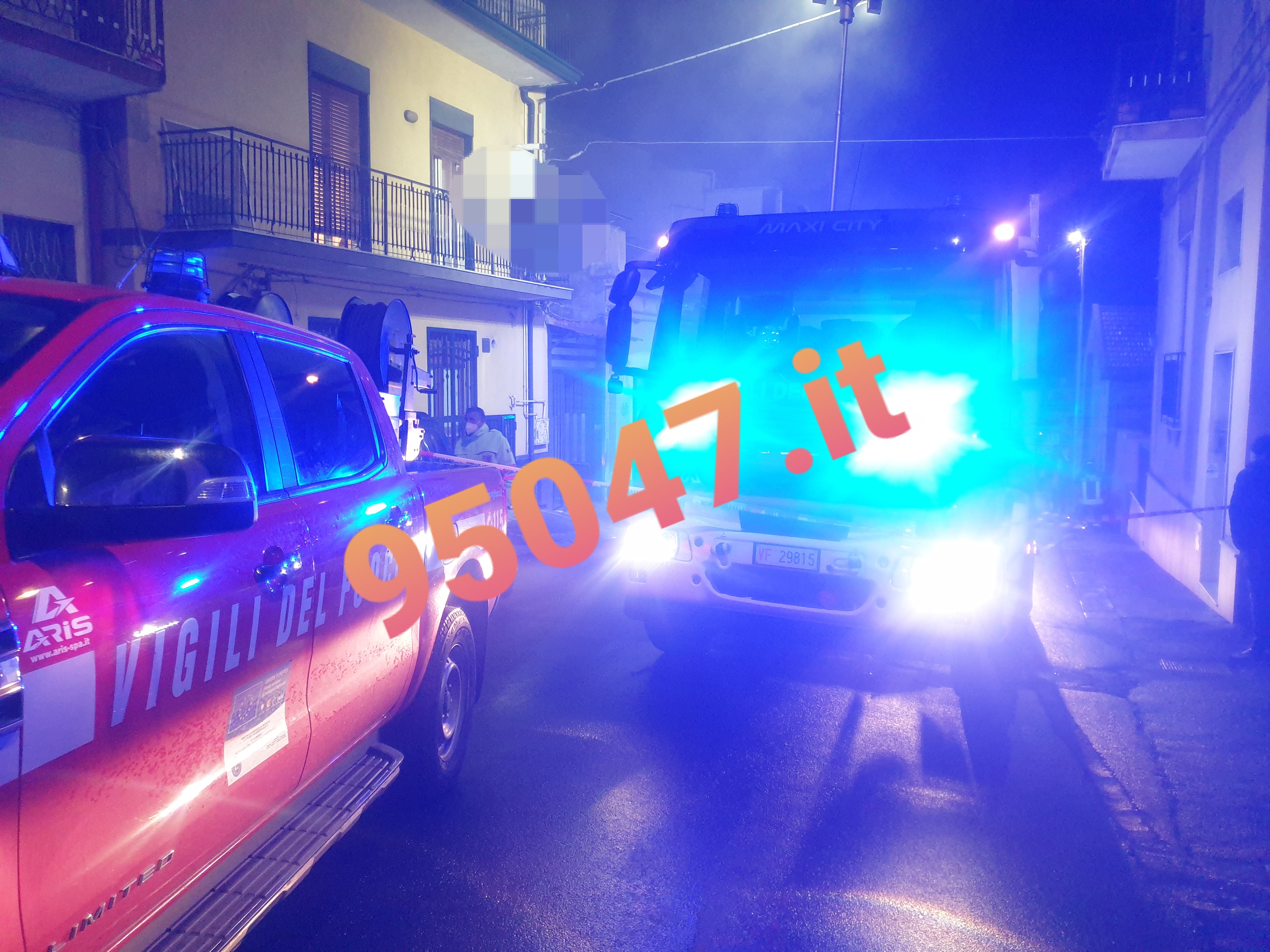 BELPASSO. INCENDIO IN UN APPARTAMENTO, VIGILI DEL FUOCO SUL POSTO