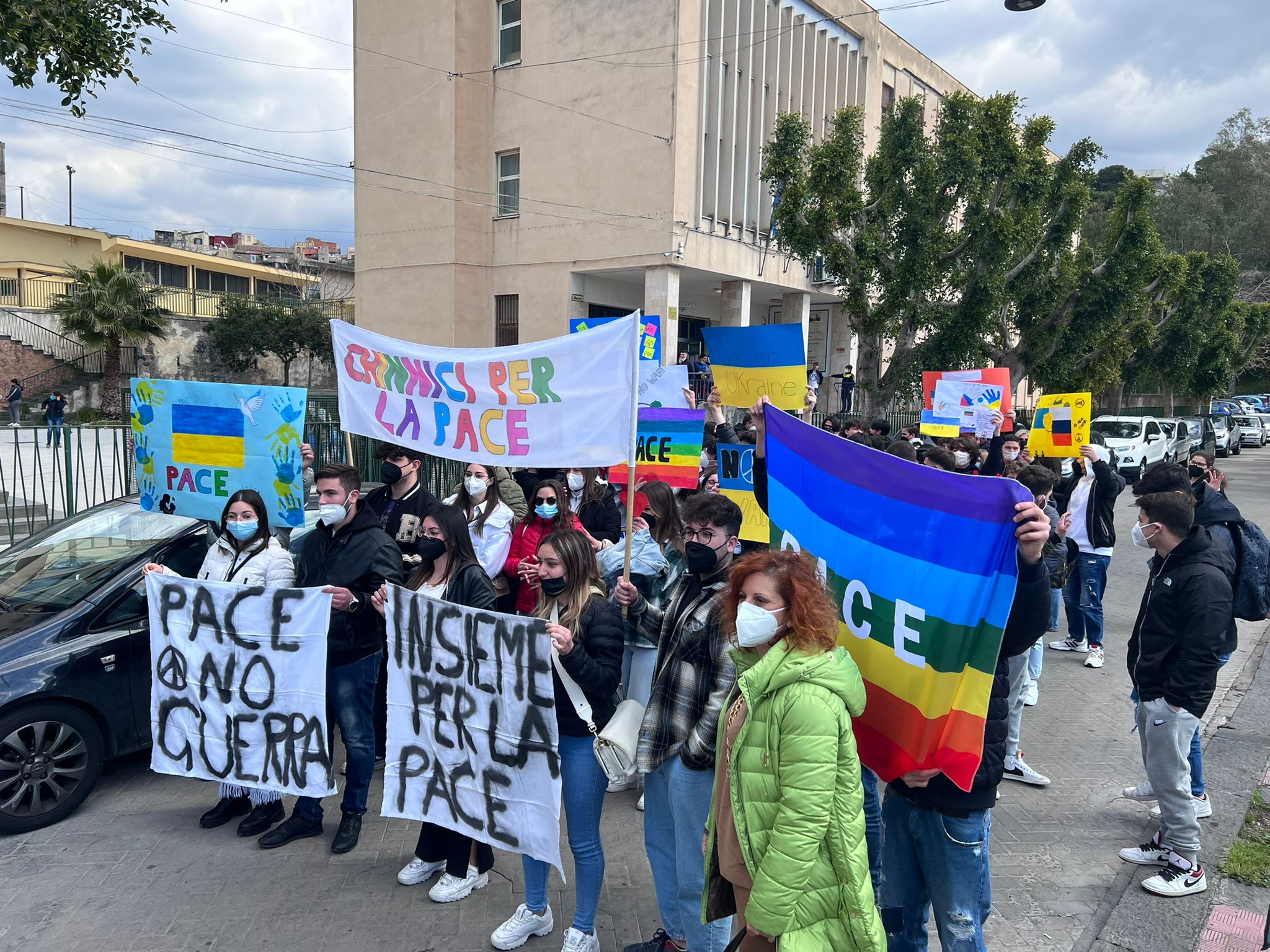 Paterno': Flash mob per la pace della scuola Chinnici