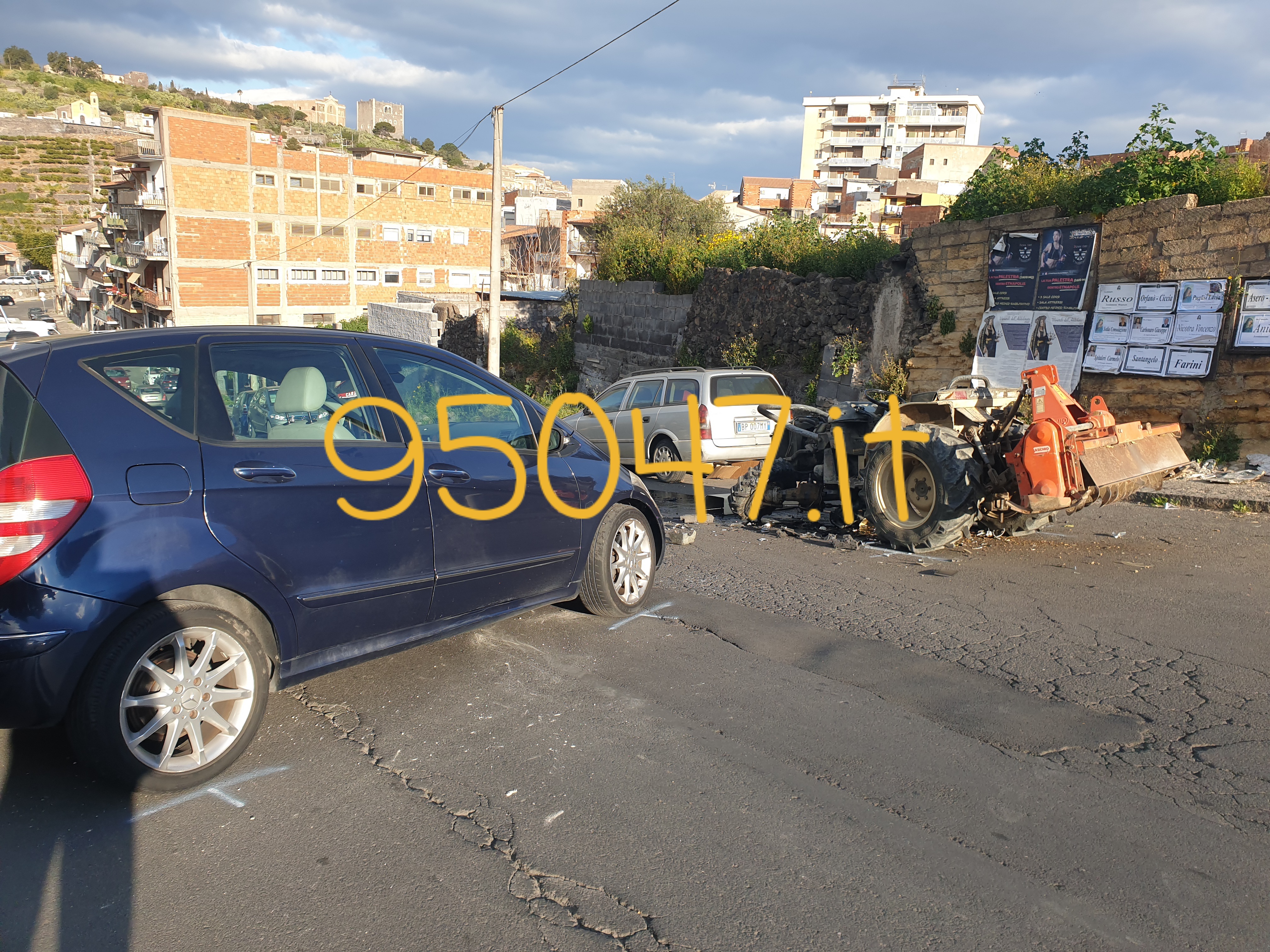 PATERNÒ. SCONTRO QUESTA MATTINA AUTO TRATTORE IN VIA MEDITERRANEO