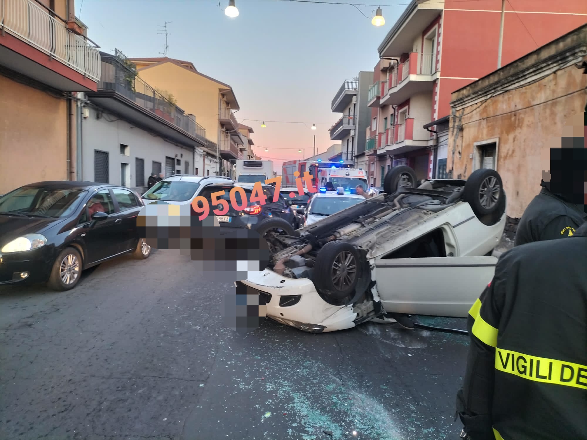 PIANO TAVOLA: AUTO SI RIBALTA   E DANNEGGIA ALTRE MACCHINE IN SOSTA. FERITA LA CONDUCENTE
