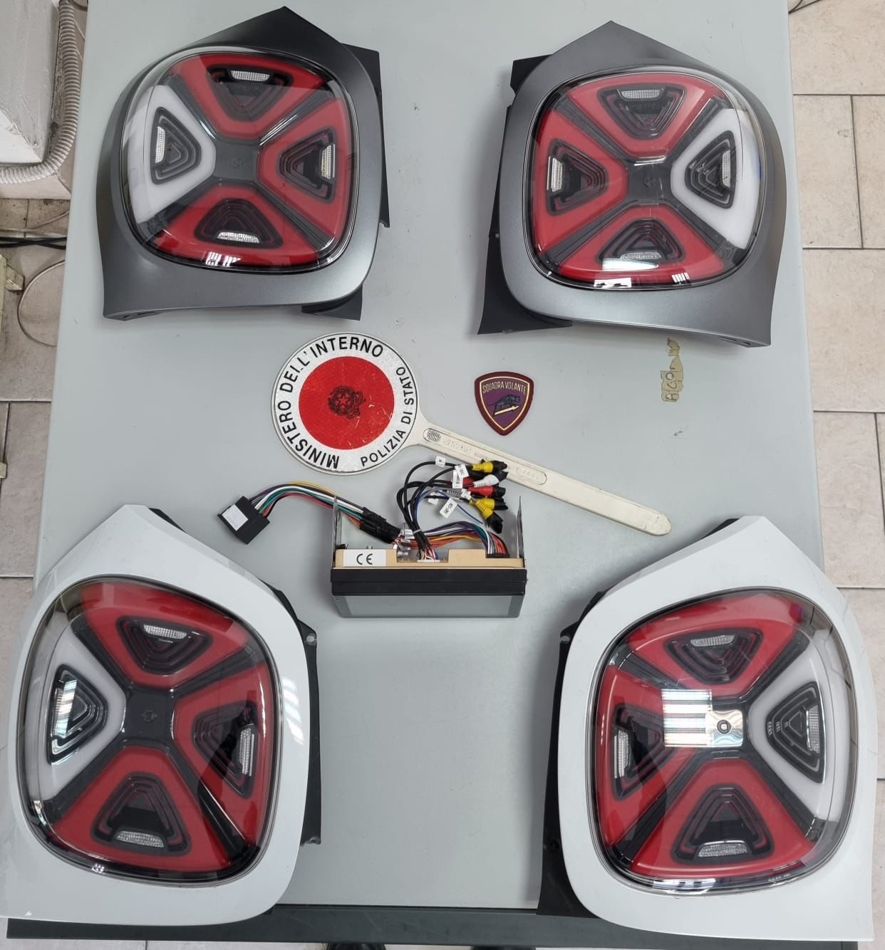 CATANIA. RUBANO I FANALI POSTERIORI DI UNA SMART IN PIENO GIORNO, TRE ARRESTI