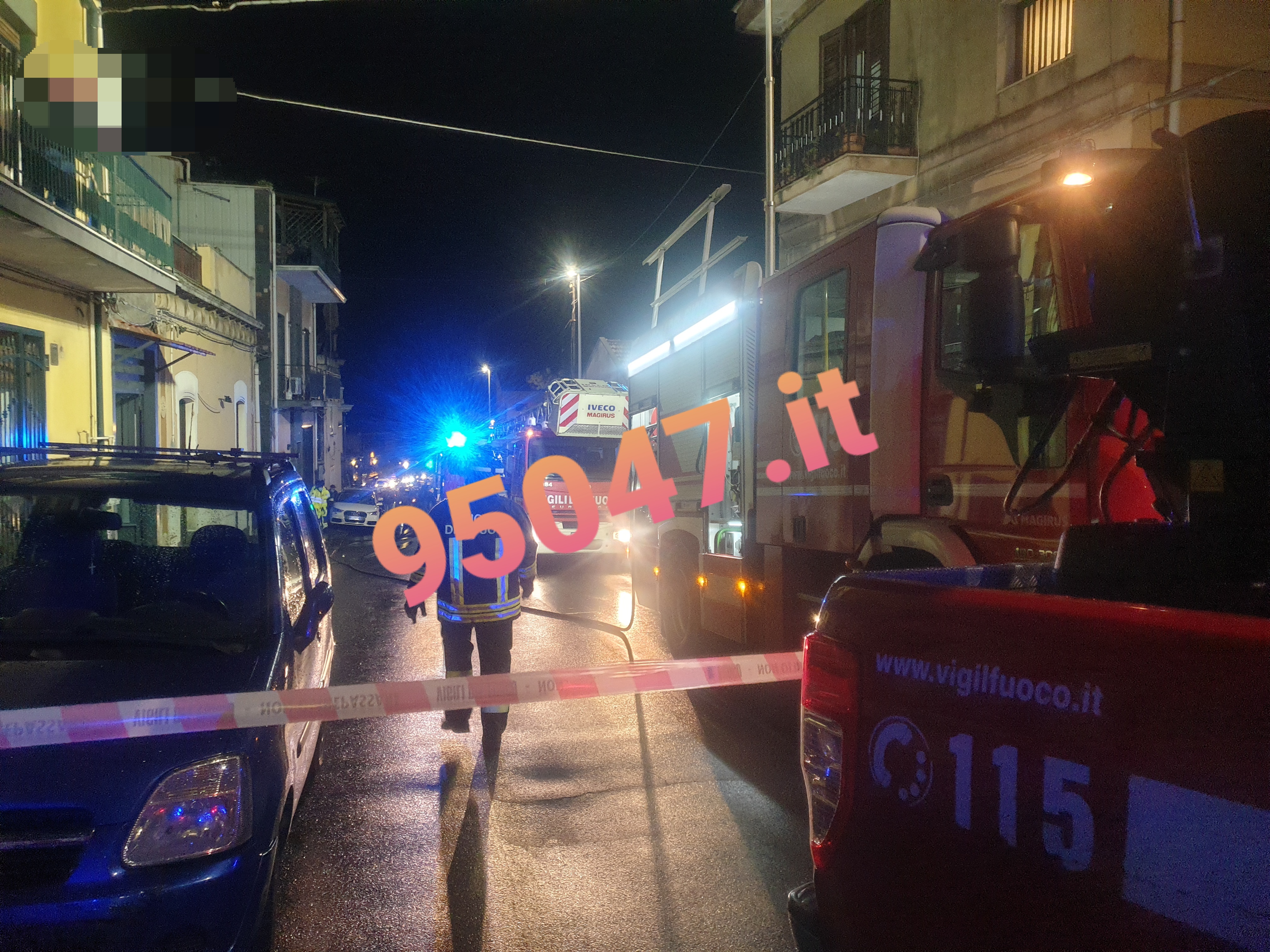 BELPASSO. INCENDIO IN UN APPARTAMENTO, VIGILI DEL FUOCO SUL POSTO