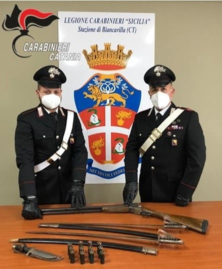 BIANCAVILLA: NON TROVA LA TRACOLLA  REGALATA DALL' AMANTE, E  MINACCIA LA MOGLIE: “SE ENTRO DOMANI NON LA TROVO TI STRANGOLO”