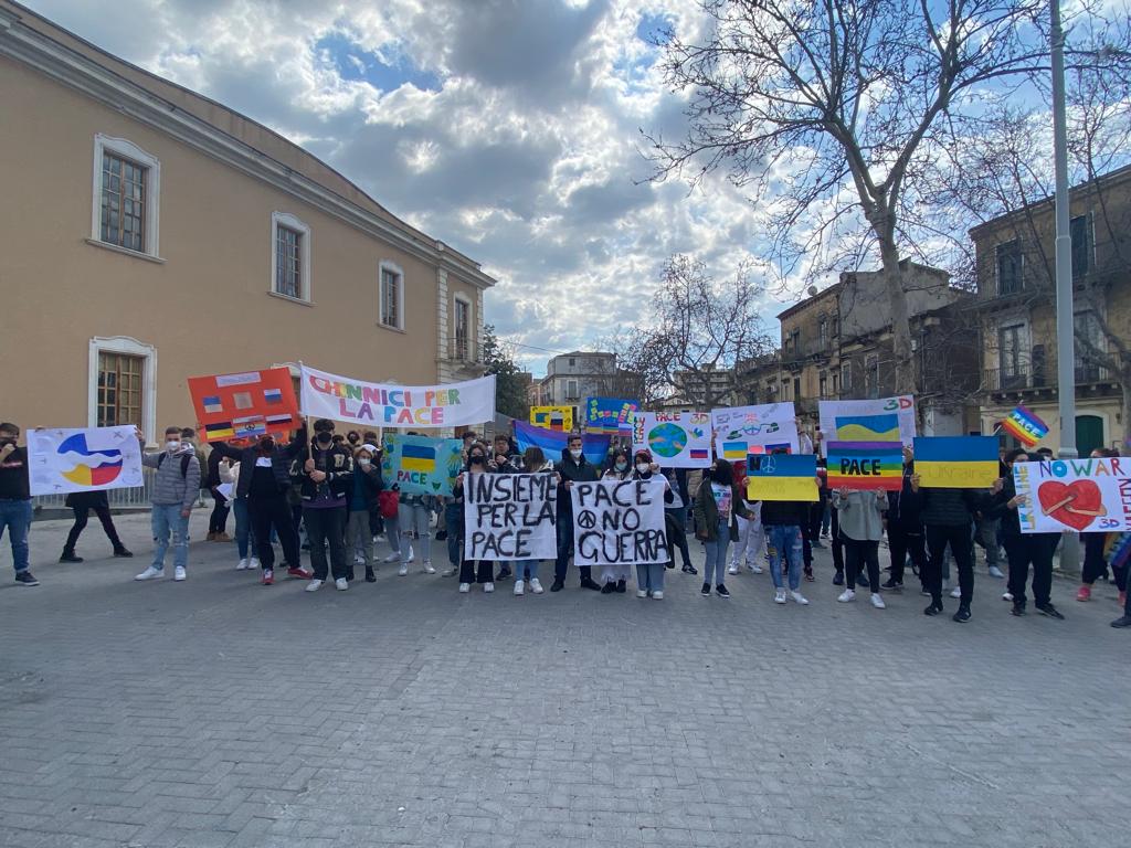Paterno': Flash mob per la pace della scuola Chinnici