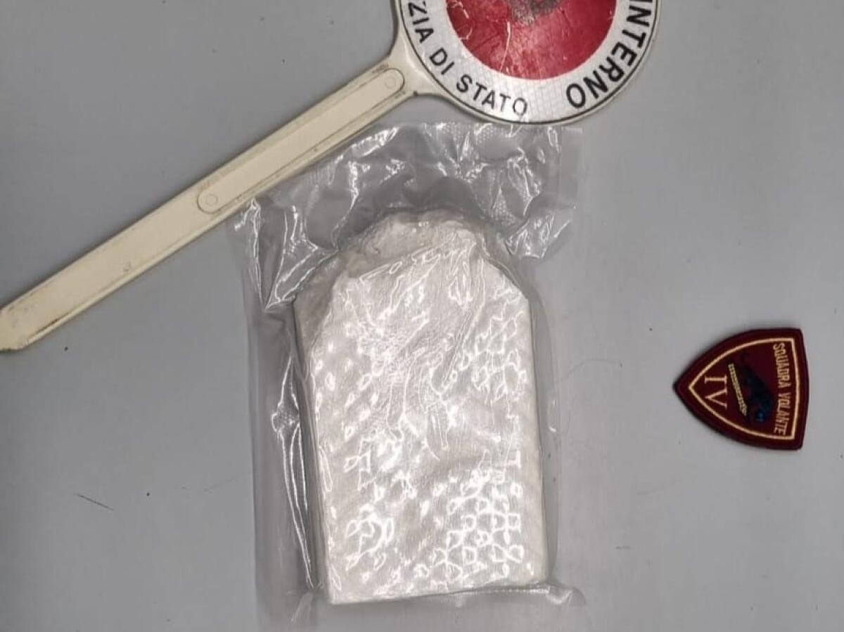 CATANIA. ARRESTATO IMPIEGATO DELLO POSTE CON 820 GRAMMI DI COCAINA SULL'AUTO - 