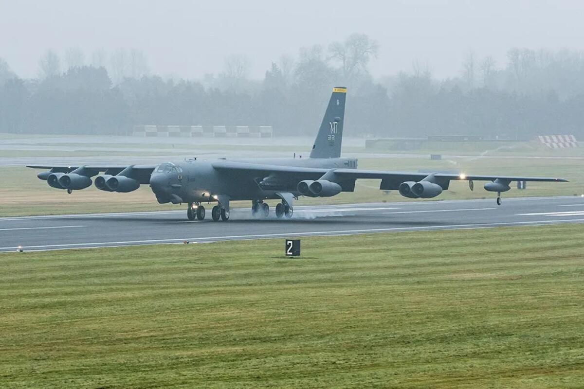 BOMBARDIERI B-52 DEGLI STATI UNITI SORVOLANO LA FLOTTA RUSSA NEL MEDITERRANEO - 