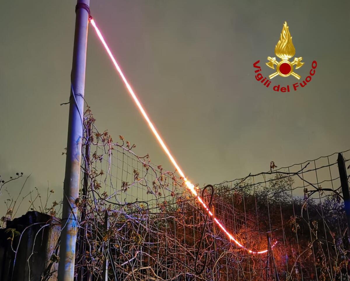 PAURA NELLA NOTTE AD ACI CASTELLO, A FUOCO TETTOIA DI ALCUNI POSTI AUTO - 