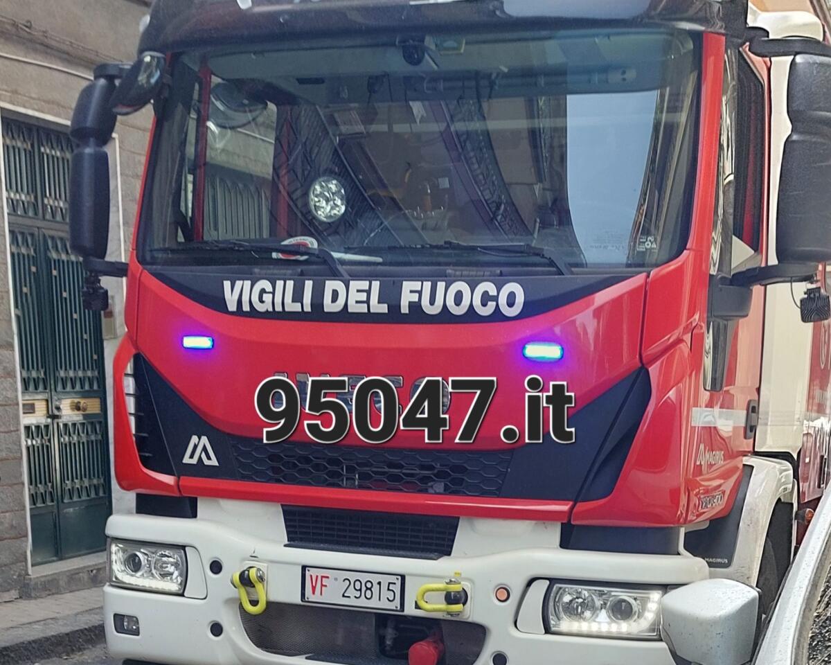 PATERNO’: BIMBO SI CHIUDE IN AUTO, SALVATO DAI VIGILI DEL FUOCO - 