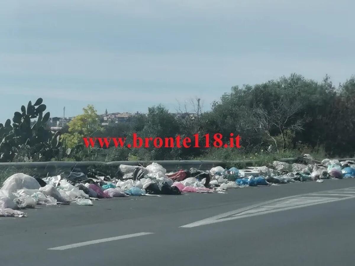 LA SS 284, STRADA DEI RIFIUTI CHE I TURISTI FOTOGRAFANO COME SCEMPIO DELLA NATURA - 