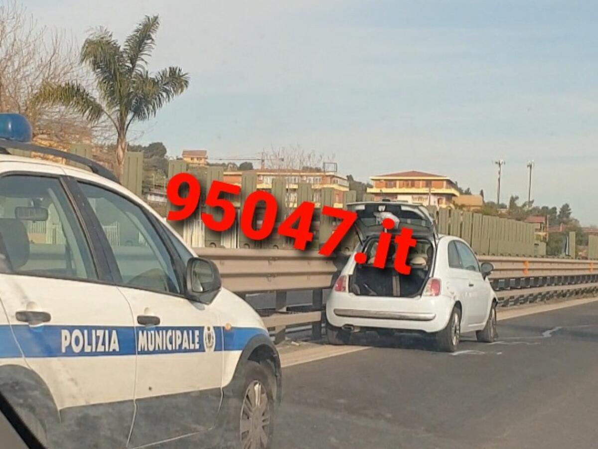 AUTO CONTRO GUARDRAIL SULLA SS121 SVINCOLO PIANO  TAVOLA, SOCCORSI SUL POSTO - 