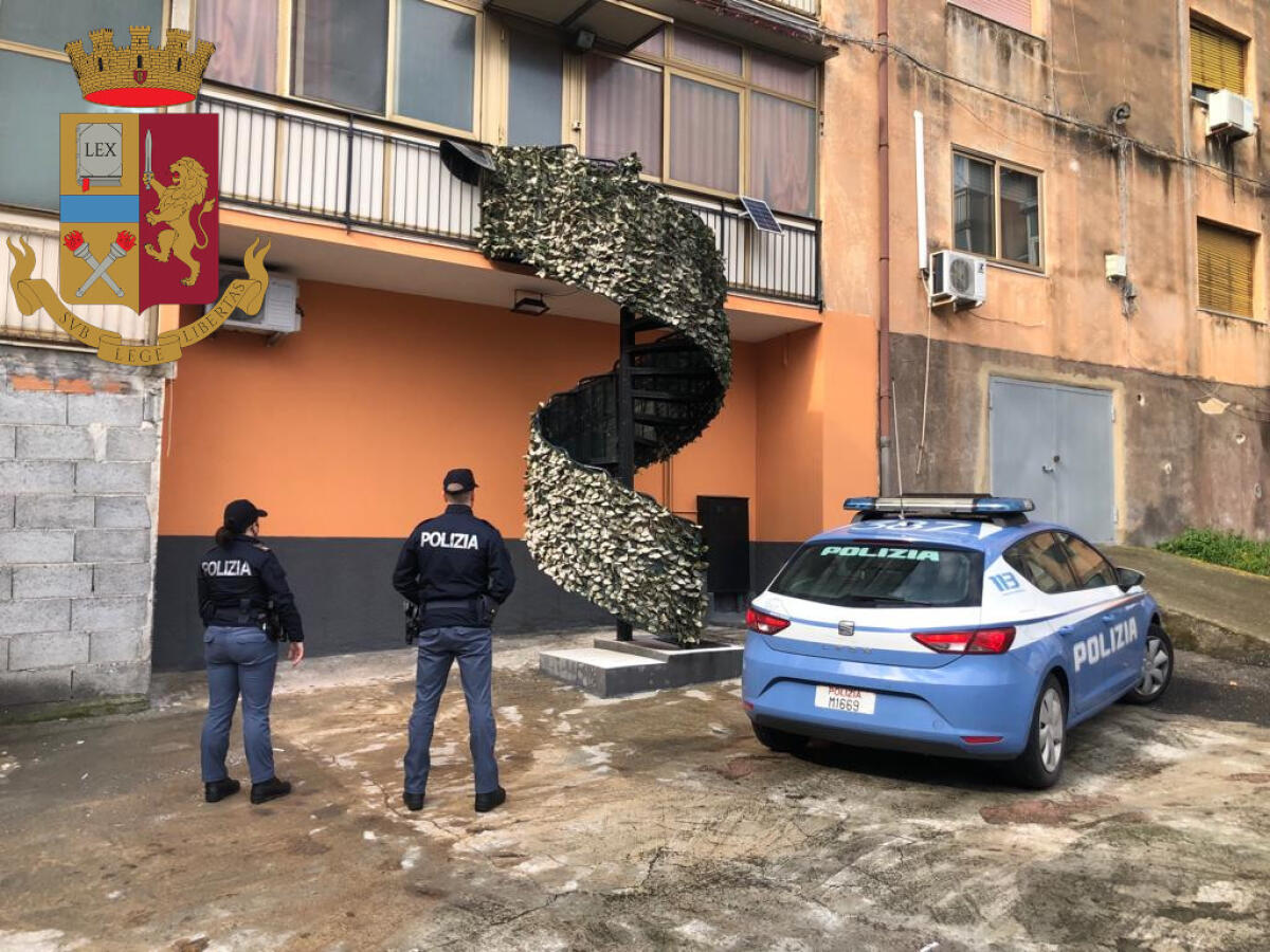 CATANIA. DOPO TANTI LITIGI CON I CONDOMINI PER L'USO DELL'ASCENSORE SI INSTALLA SCALA DALLA STRADA AL BALCONE - 