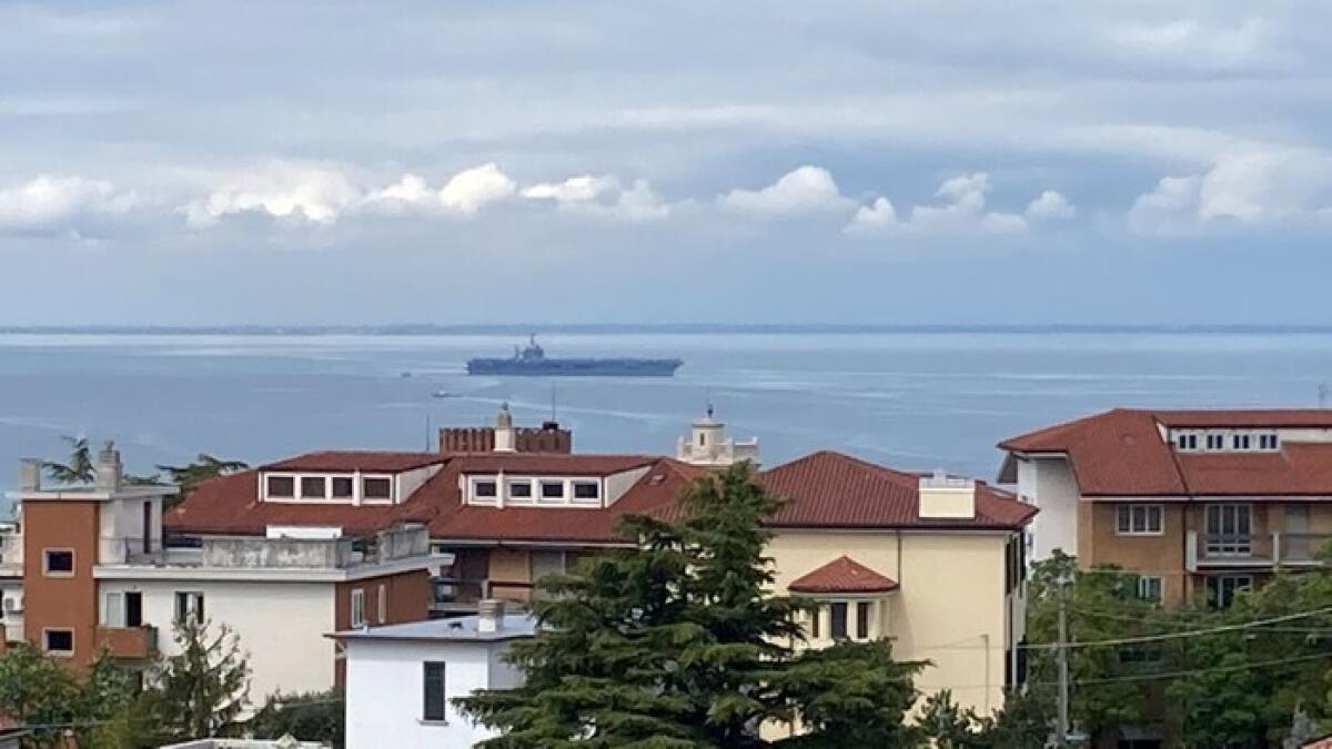 LA PORTAEREI STATUNITENSE TRUMAN AL LARGO DI TRIESTE, A BORDO IN 4.800 TRA MILITARI E AVIERI - 