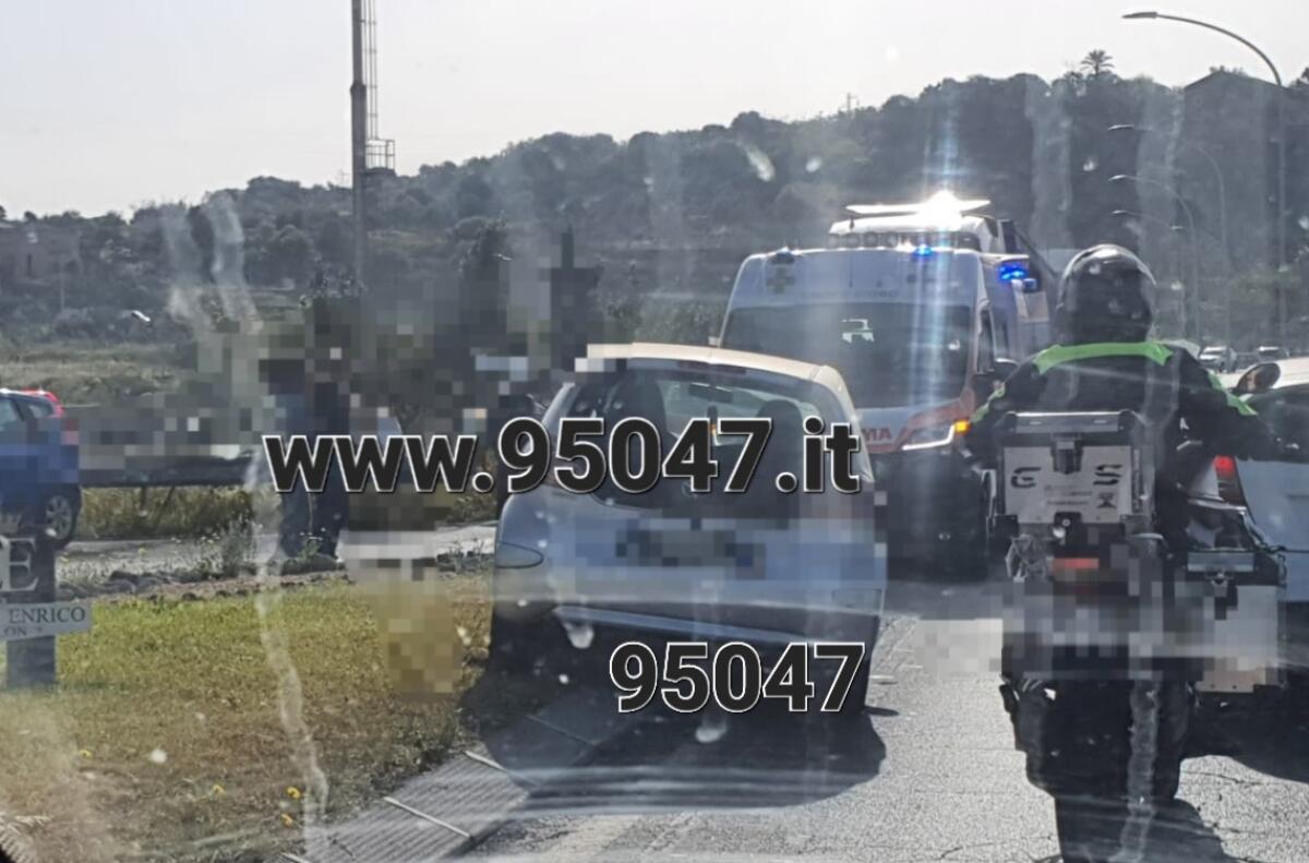 PATERNO': SCONTRO AUTO MOTO AL CORSO ITALIA, FERITO - 