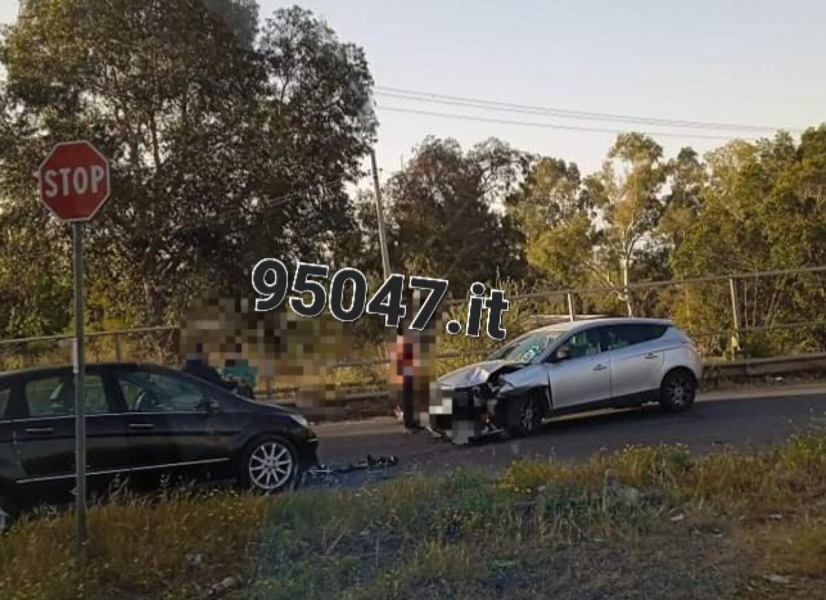 PATERNO', VIOLENTO SCONTRO FRONTALE FRA DUE AUTO NEI PRESSI DEL PONTE BARCA - 
