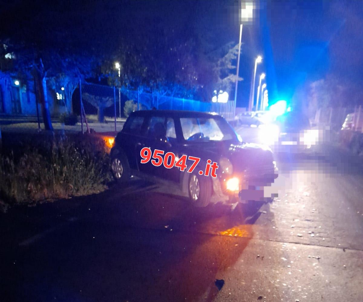 SCONTRO TRA DUE AUTO SULLA BELPASSO NICOLOSI, DUE FERITI. DIVELTO ANCHE UN PALO DELLA LUCE - 