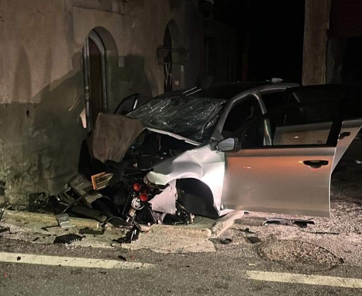 SANTA DOMENICA DI VITTORIA: GRAVE INCIDENTE NELLA NOTTE, AUTO SI SCHIANTA CONTRO UNA CASA, QUATTRO FERITI, UNO GRAVE - 