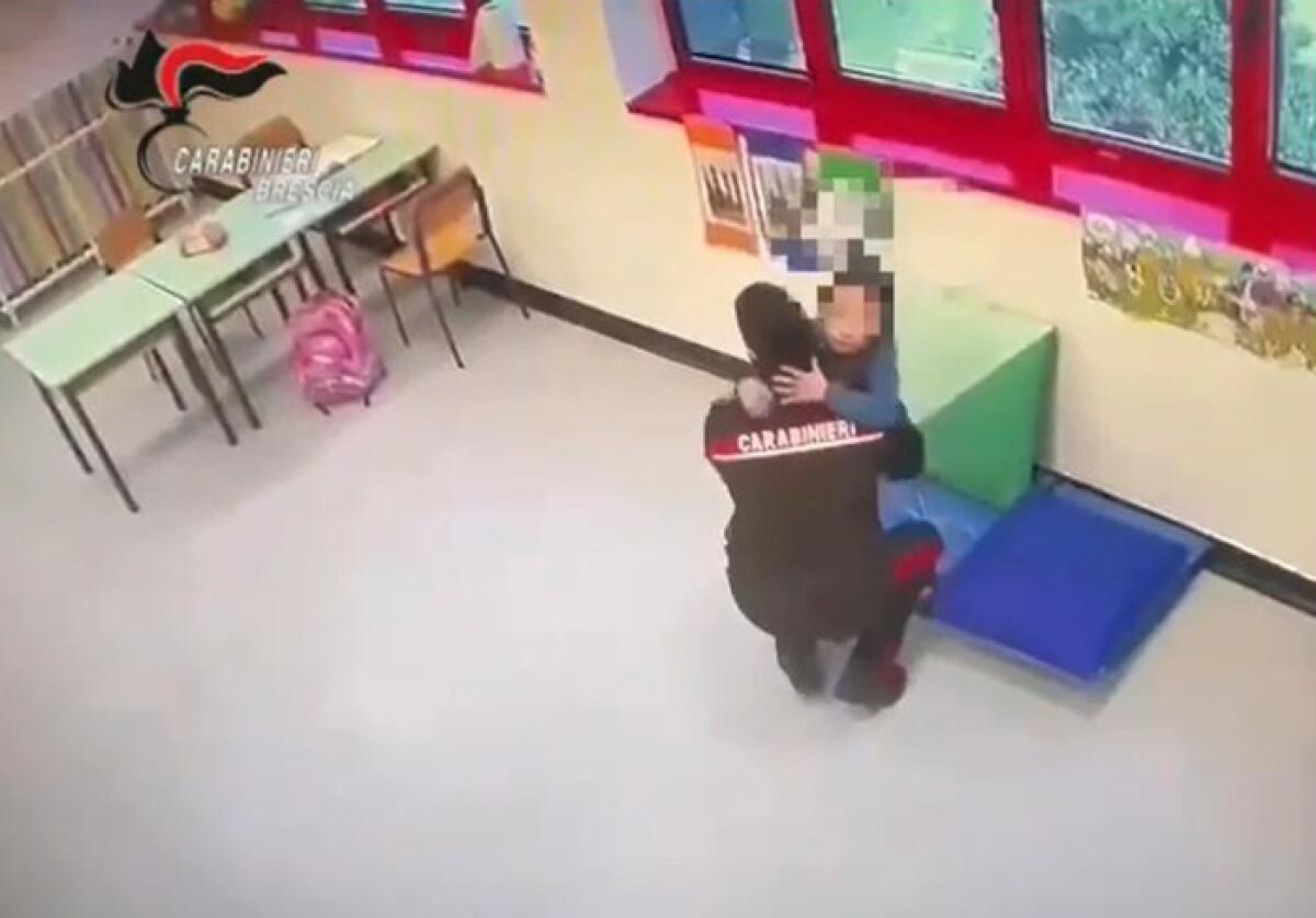 MALTRATTA E PICCHIA UNA BAMBINA DISABILE: ARRESTATA ASSISTENTE SCOLASTICA DI BRESCIA - 