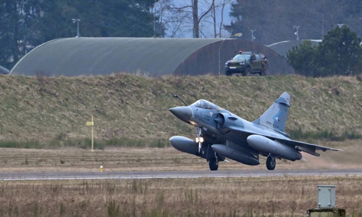 RUBA AEREO IN PIEMONTE E VOLA IN PROVENZA: INTERCETTATO DALL'AERONAUTICA MILITARE FRANCESE - 