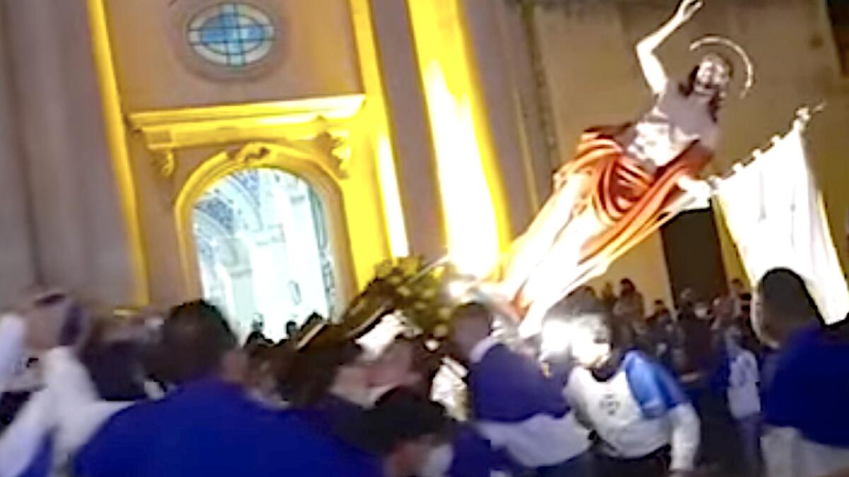 PAURA DURANTE LA PROCESSIONE DI ISPICA, LA STATUA DI CRISTO CADE DAL FERCOLO - 